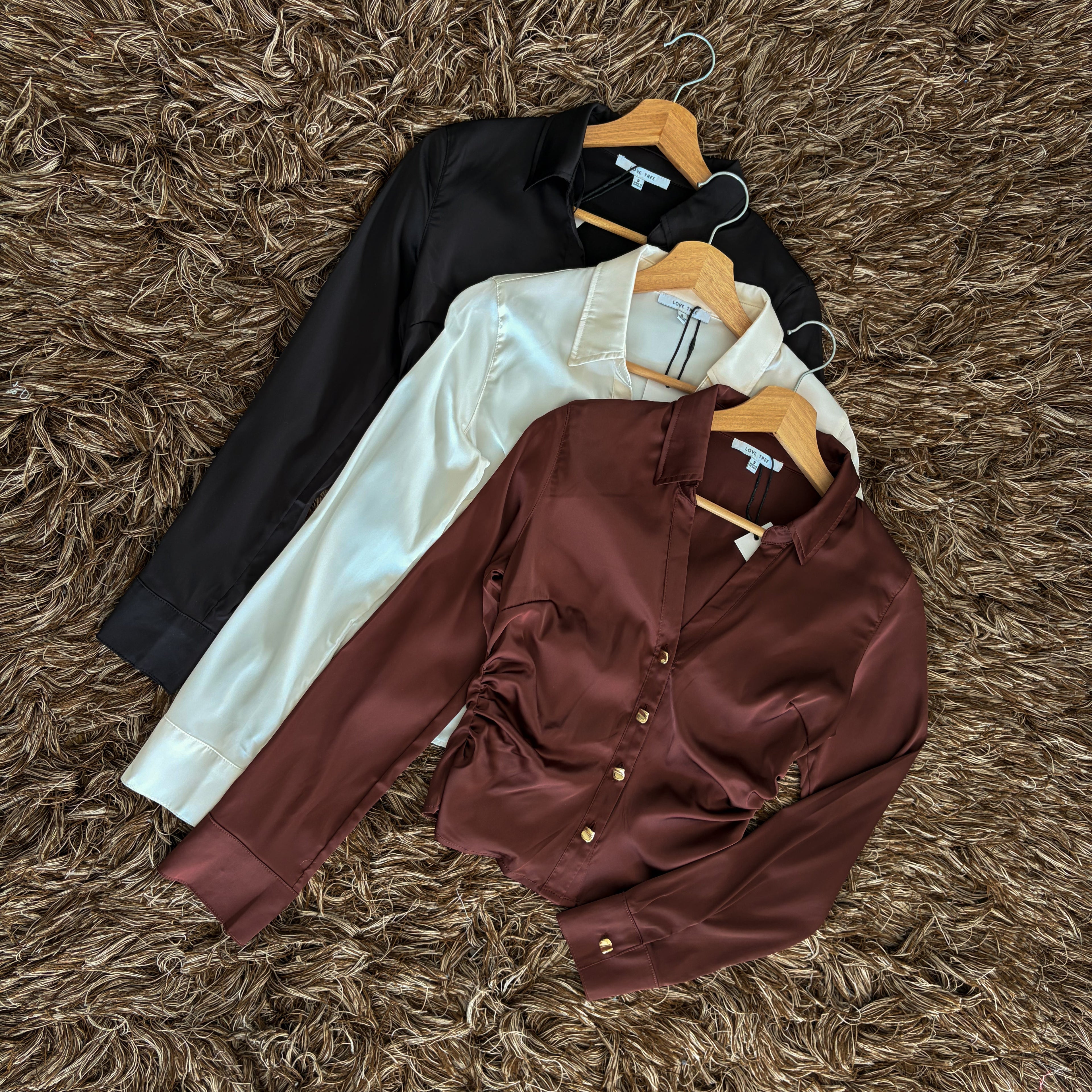 Blusa satinada botones dorados
