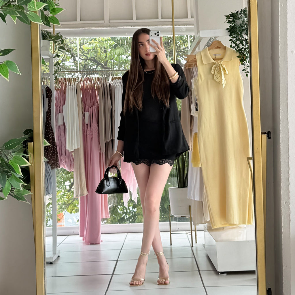 Falda short lisa encaje