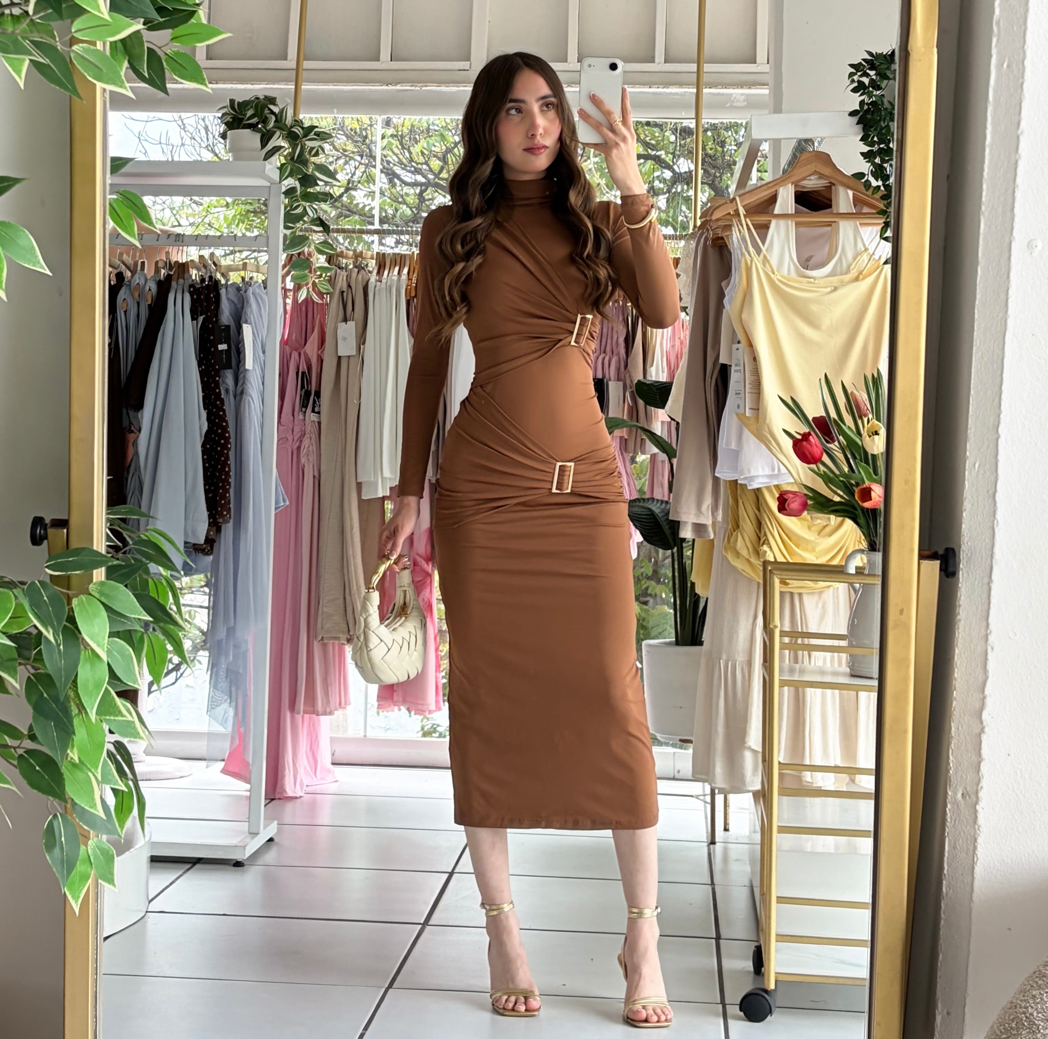 Vestido cuello alto hebillas