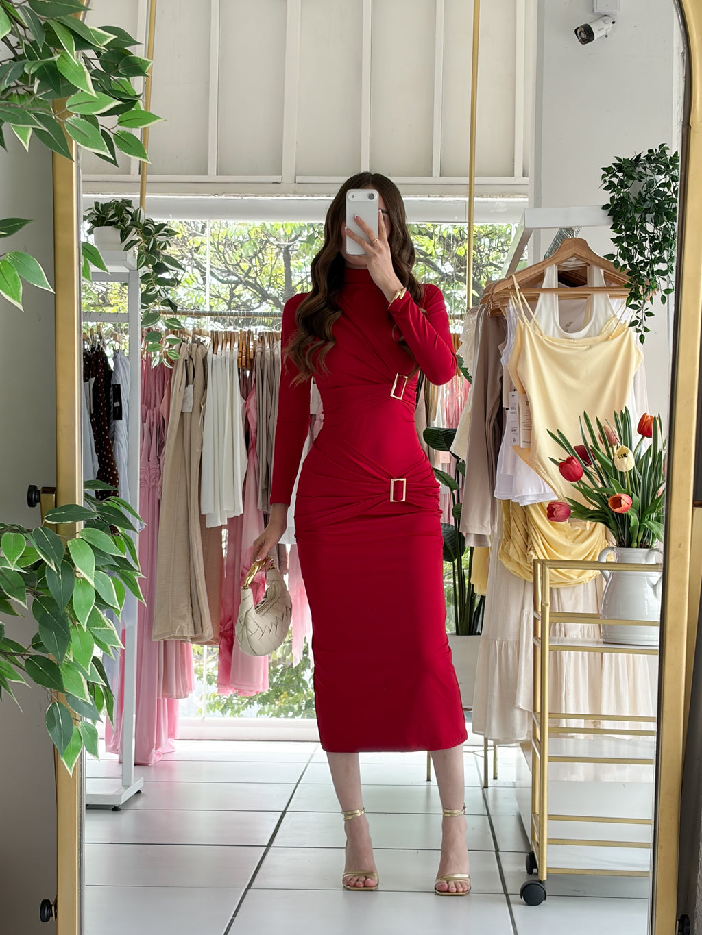 Vestido cuello alto hebillas