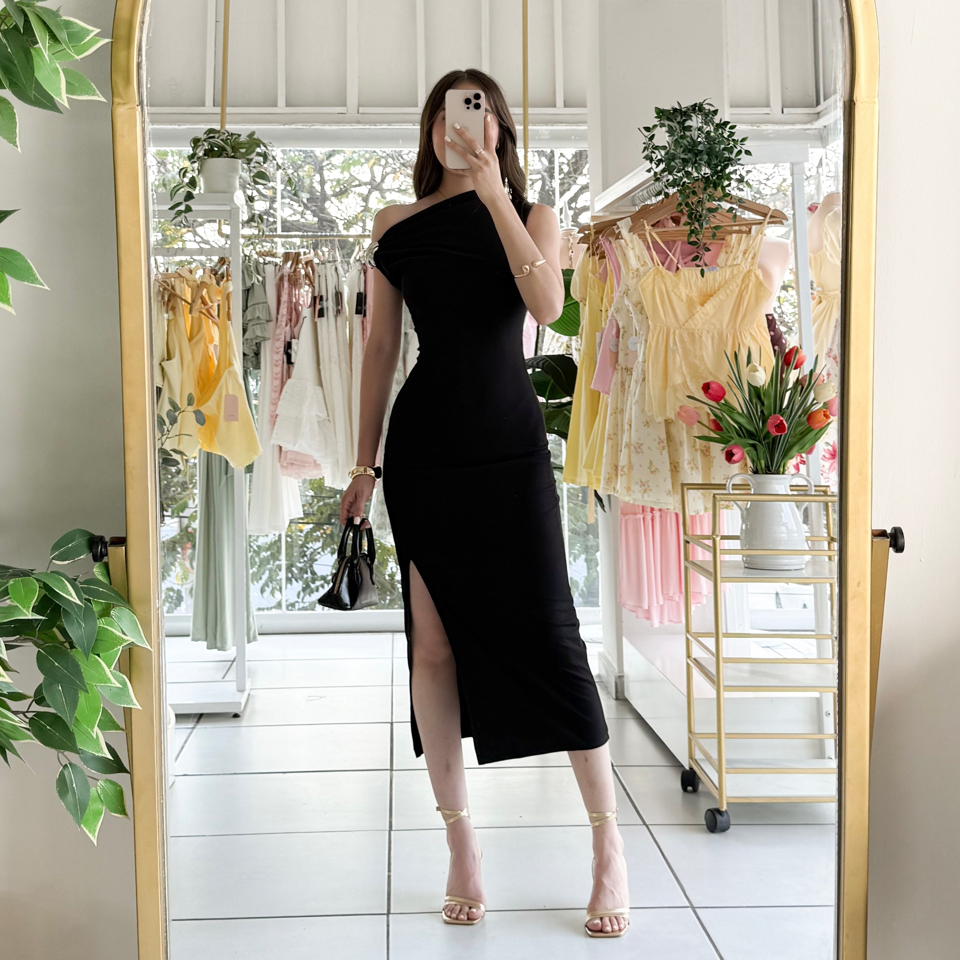 Vestido broche al hombro