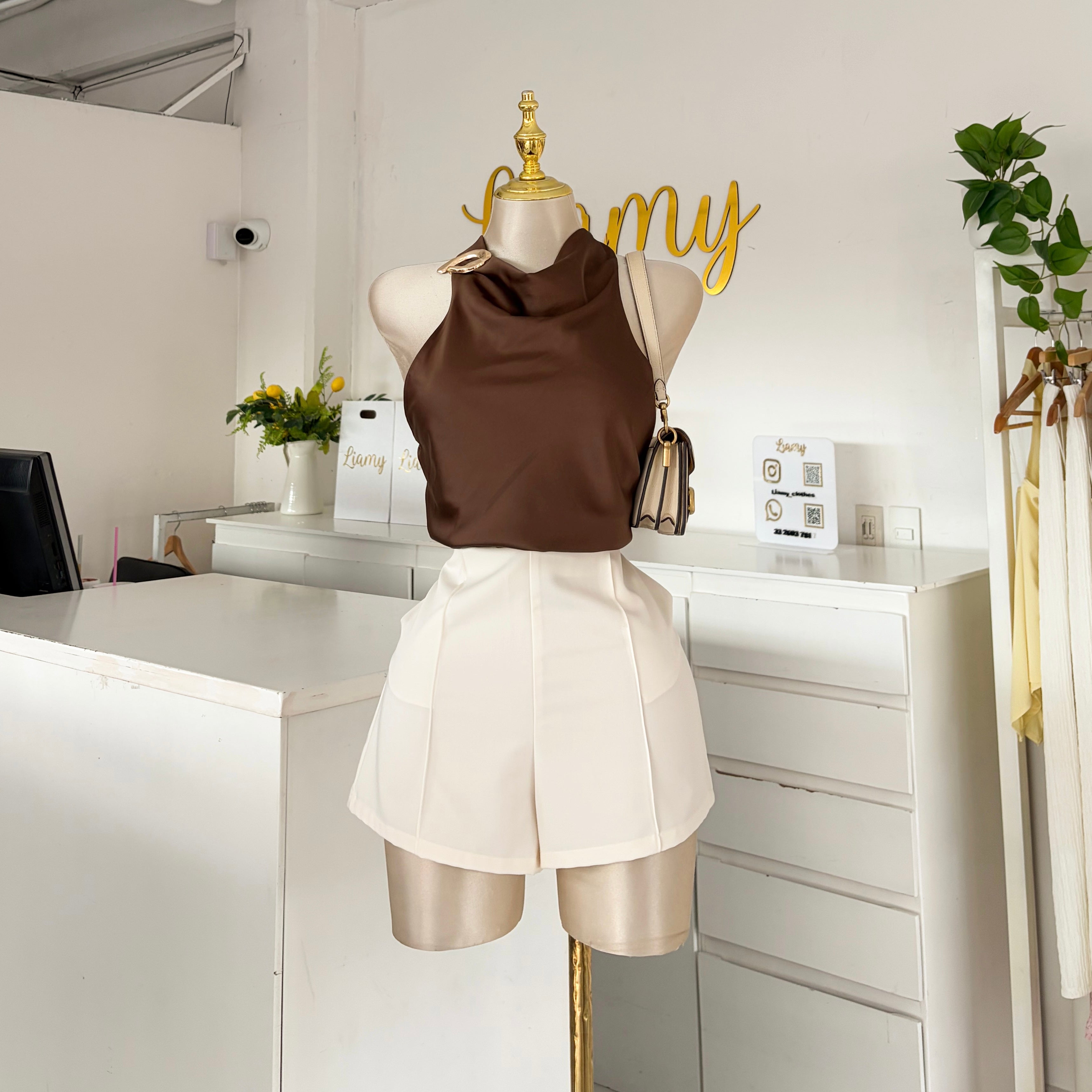 Blusa satén broche dorado