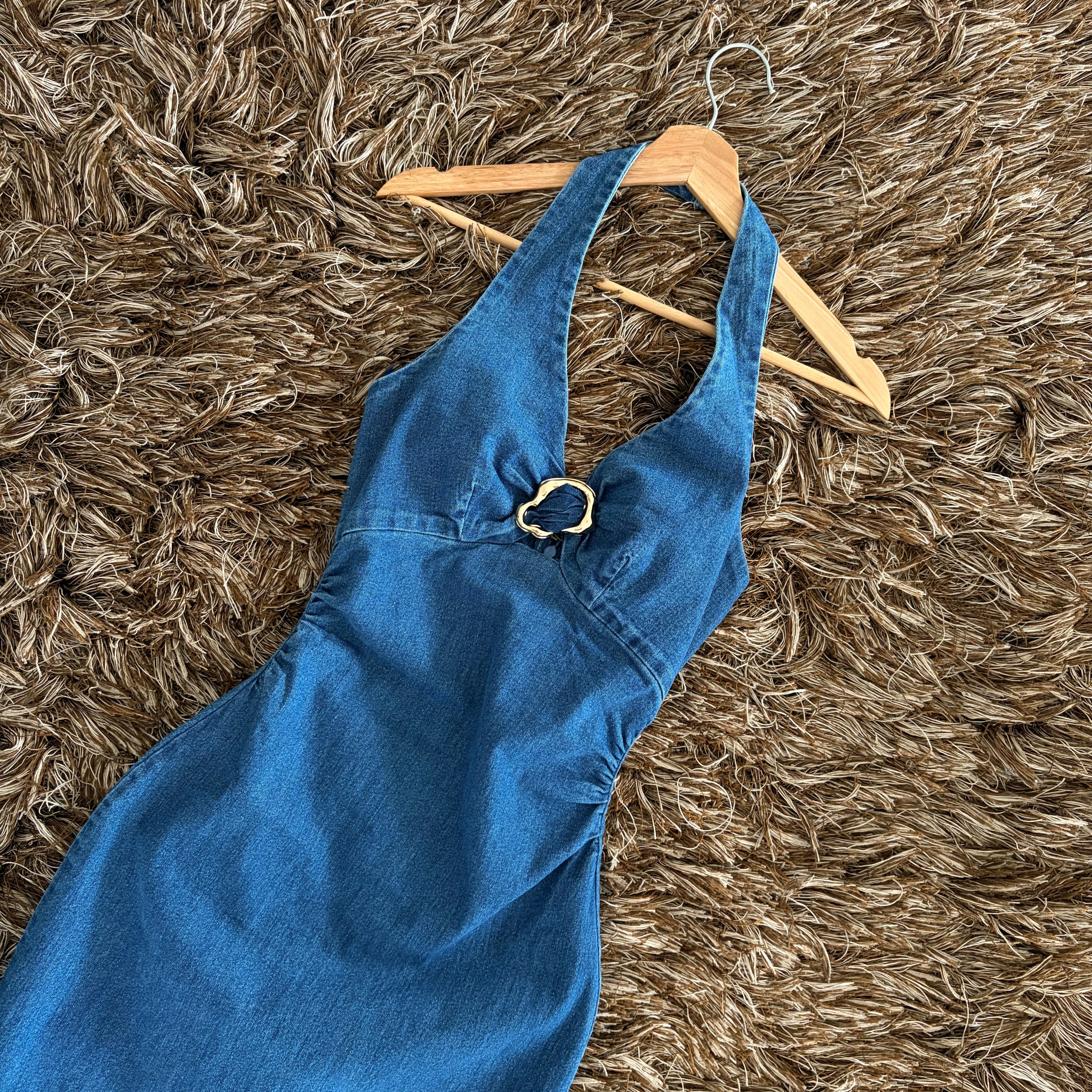 Vestido mezclilla broche asimétrico