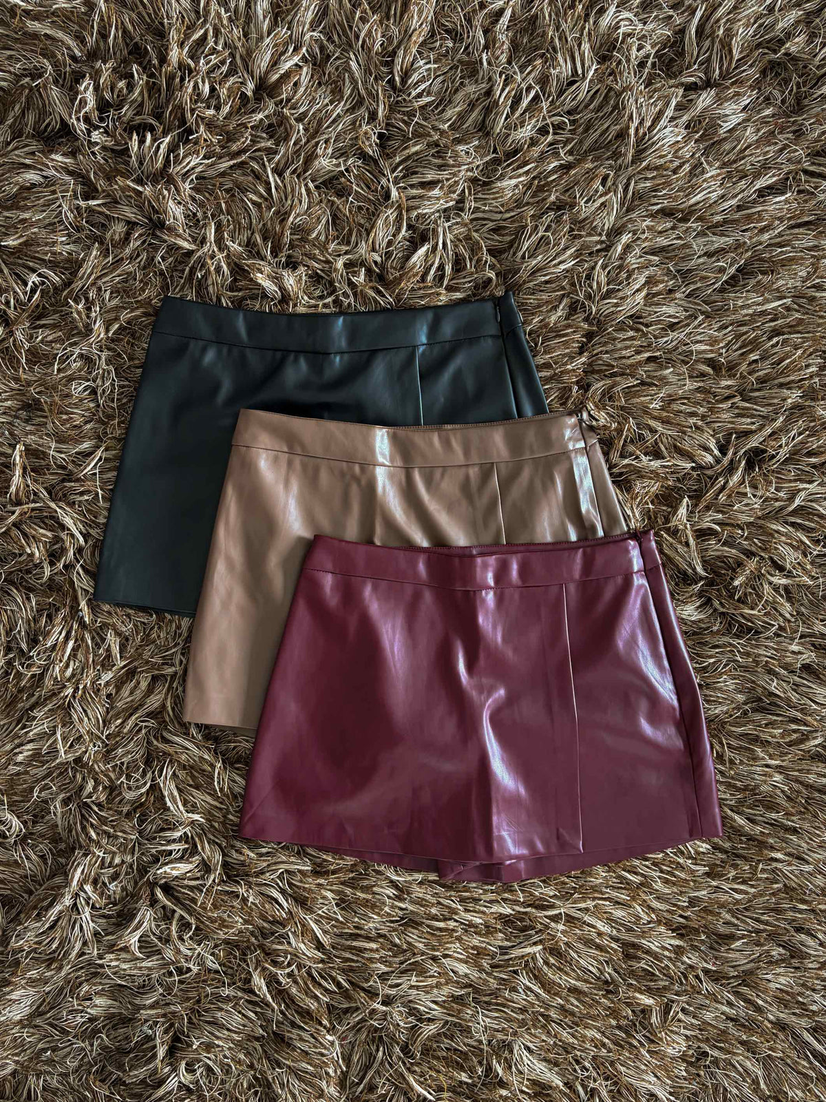 Short falda vinipiel