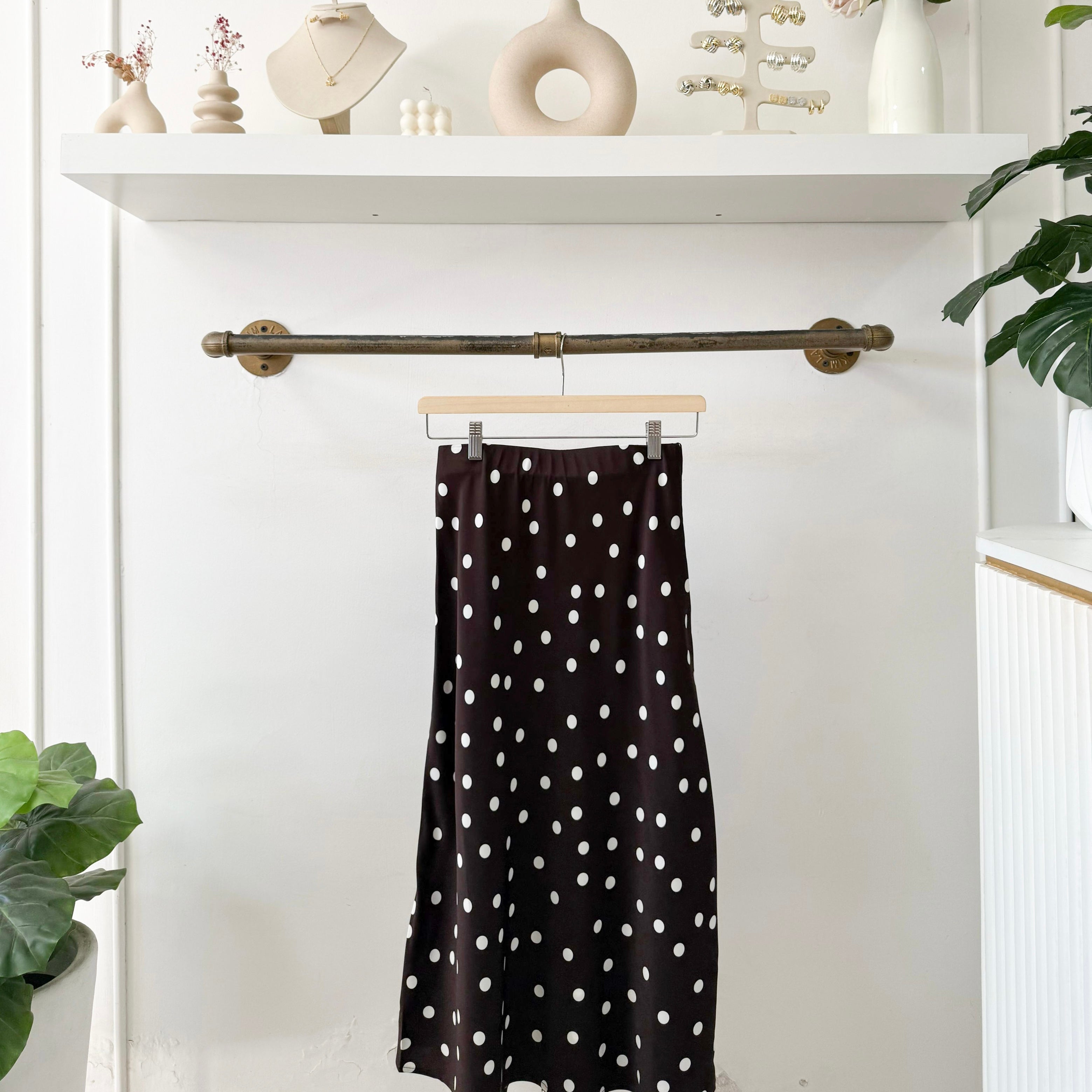 Falda satén larga puntos