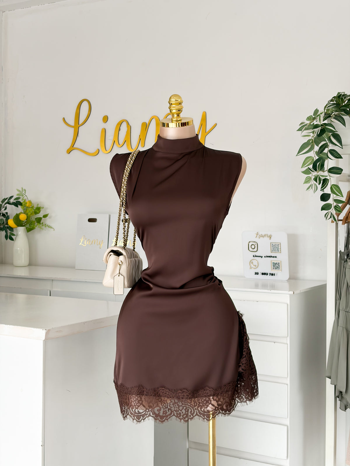 Vestido encaje abertura