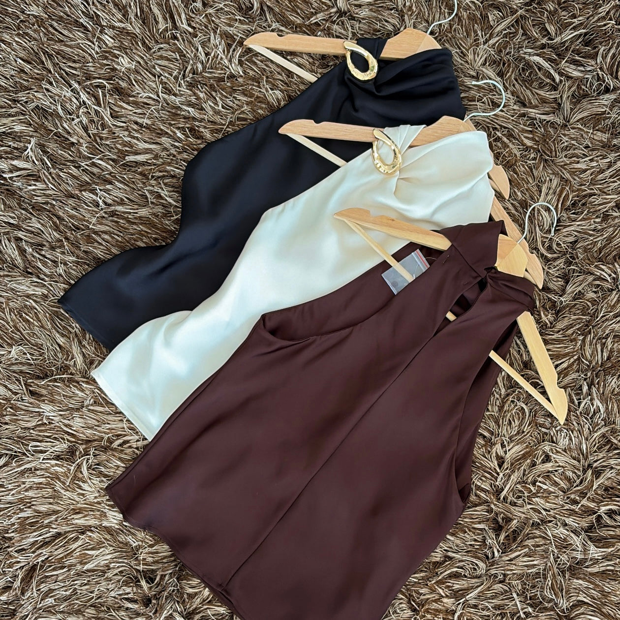 Blusa satinada broche dorado