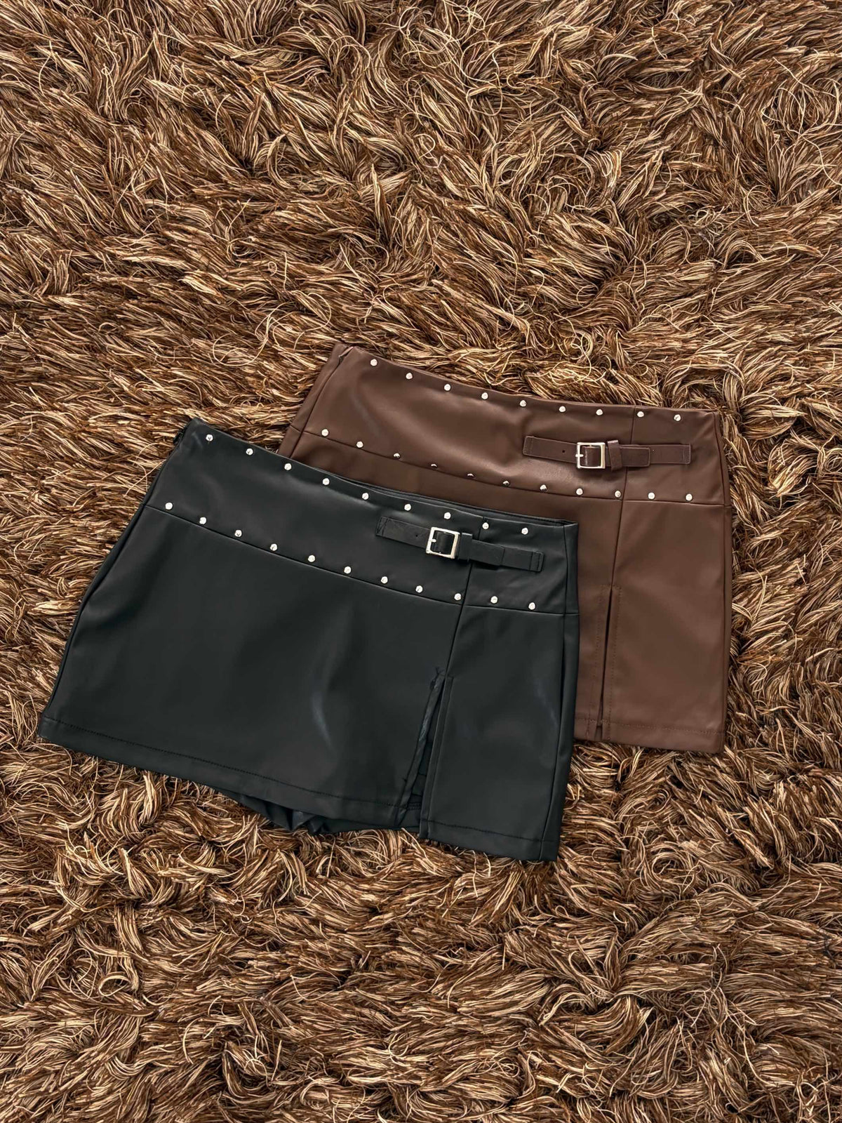 Short falda cinto estoperoles