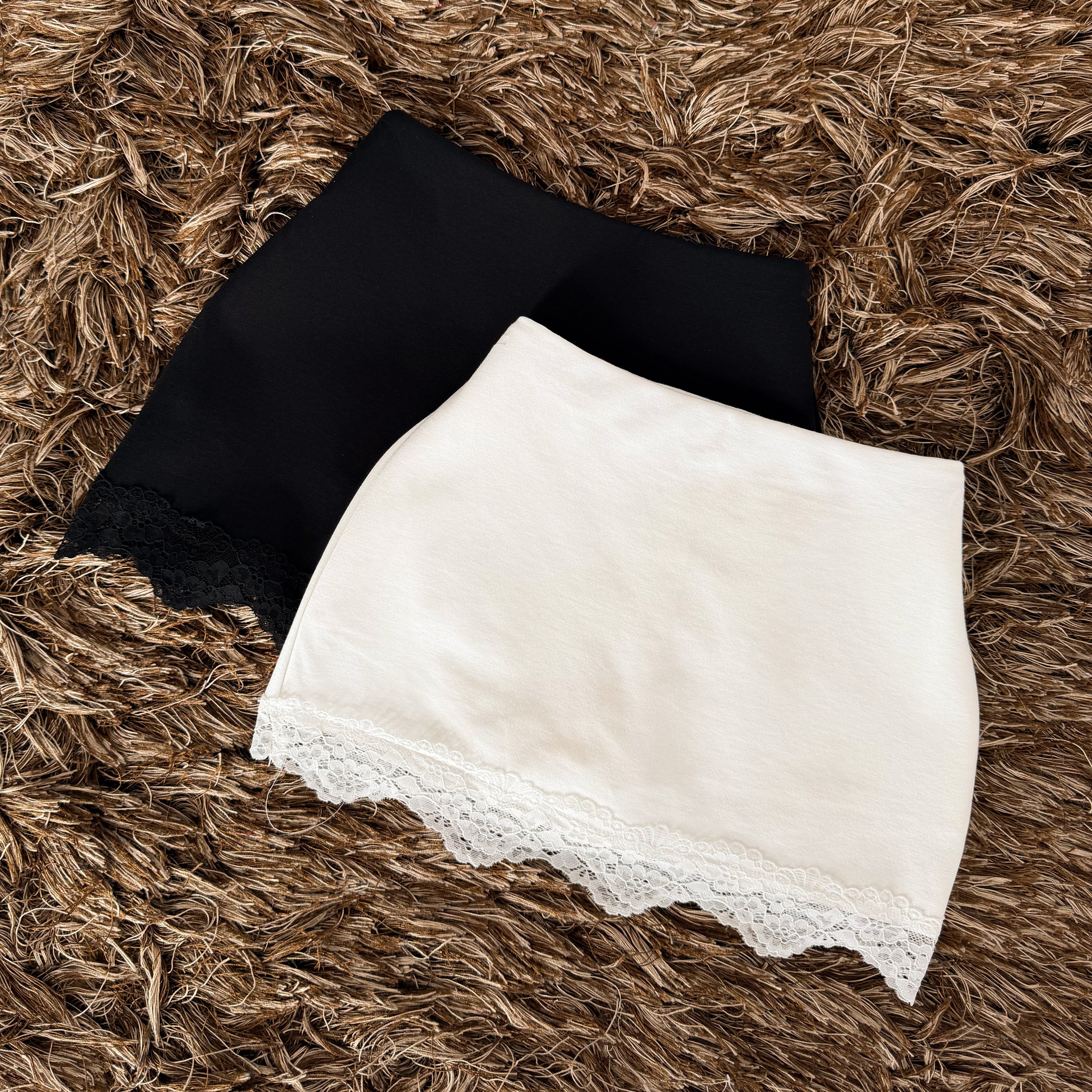 Falda short lisa encaje
