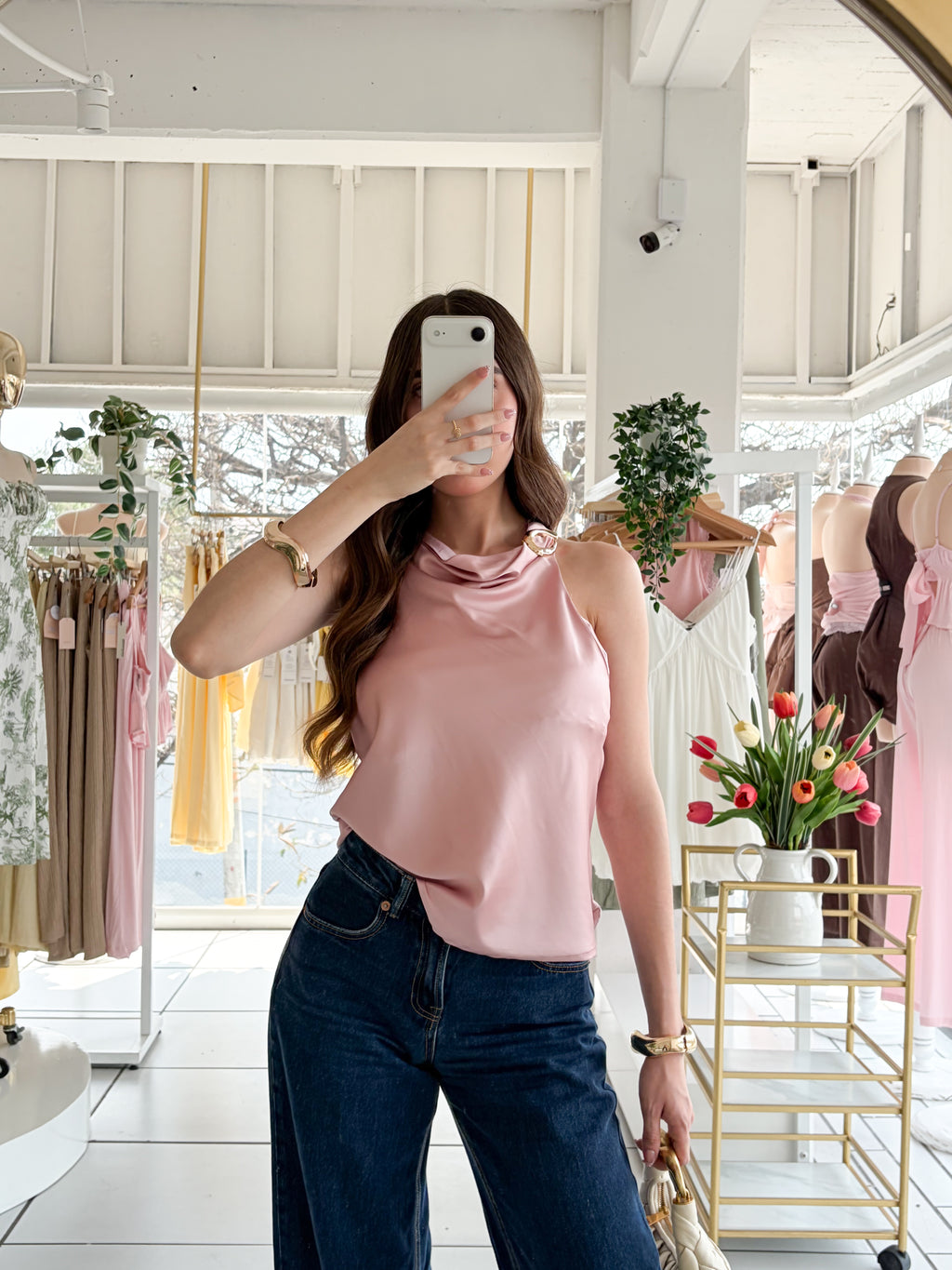 Blusa satén broche dorado