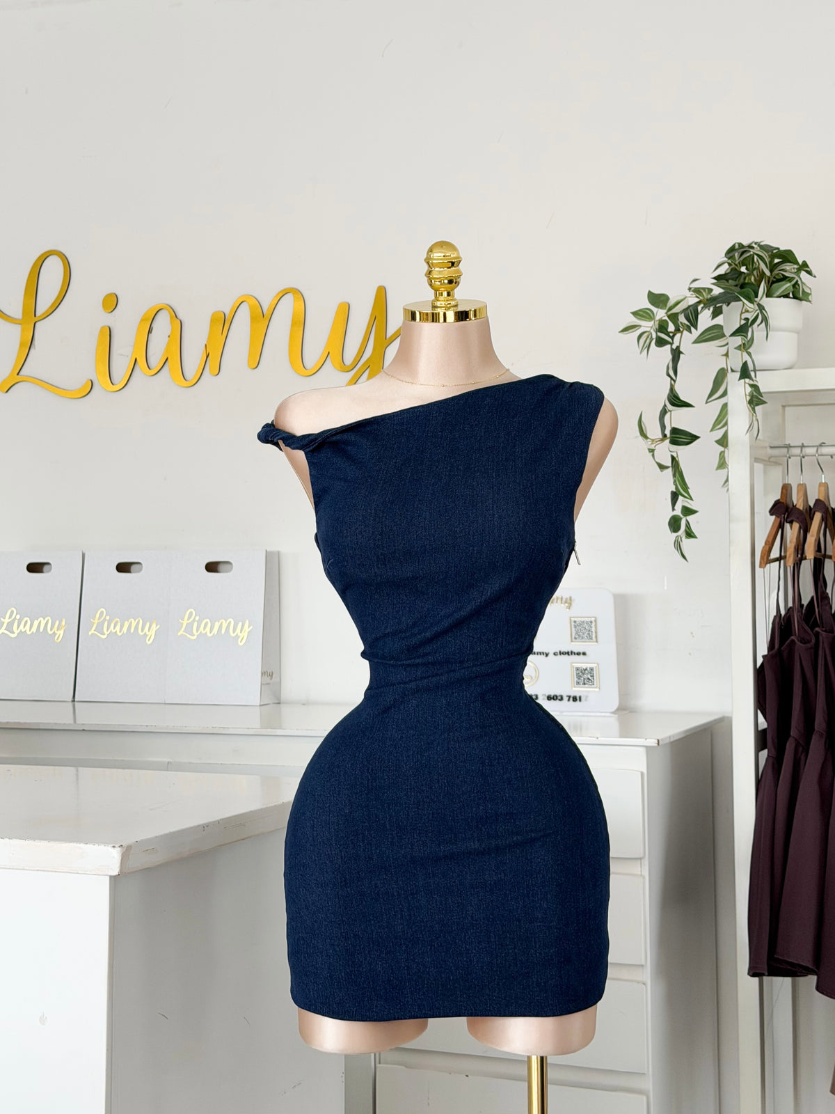Vestido denim manga torcida