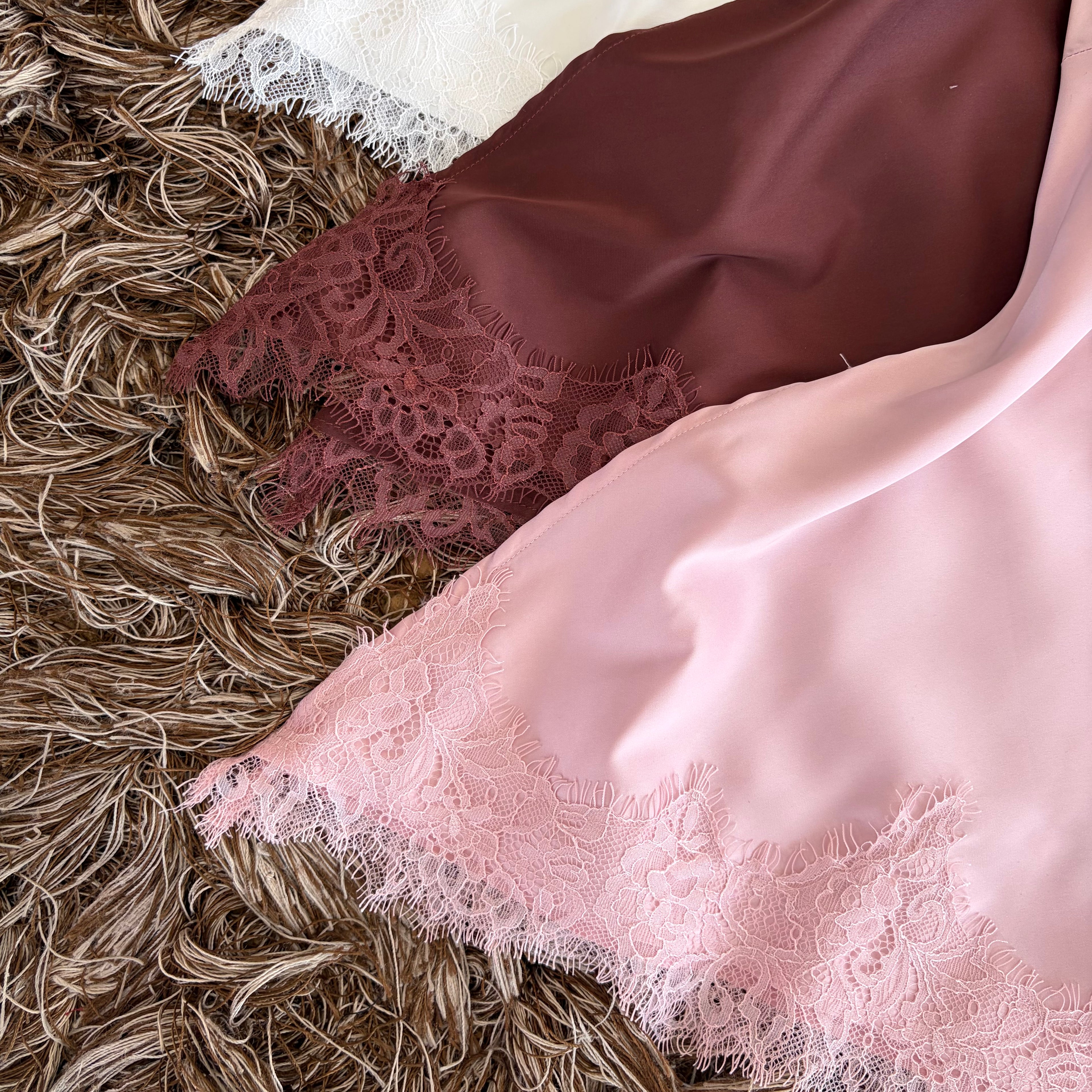 Blusa satén encaje pico