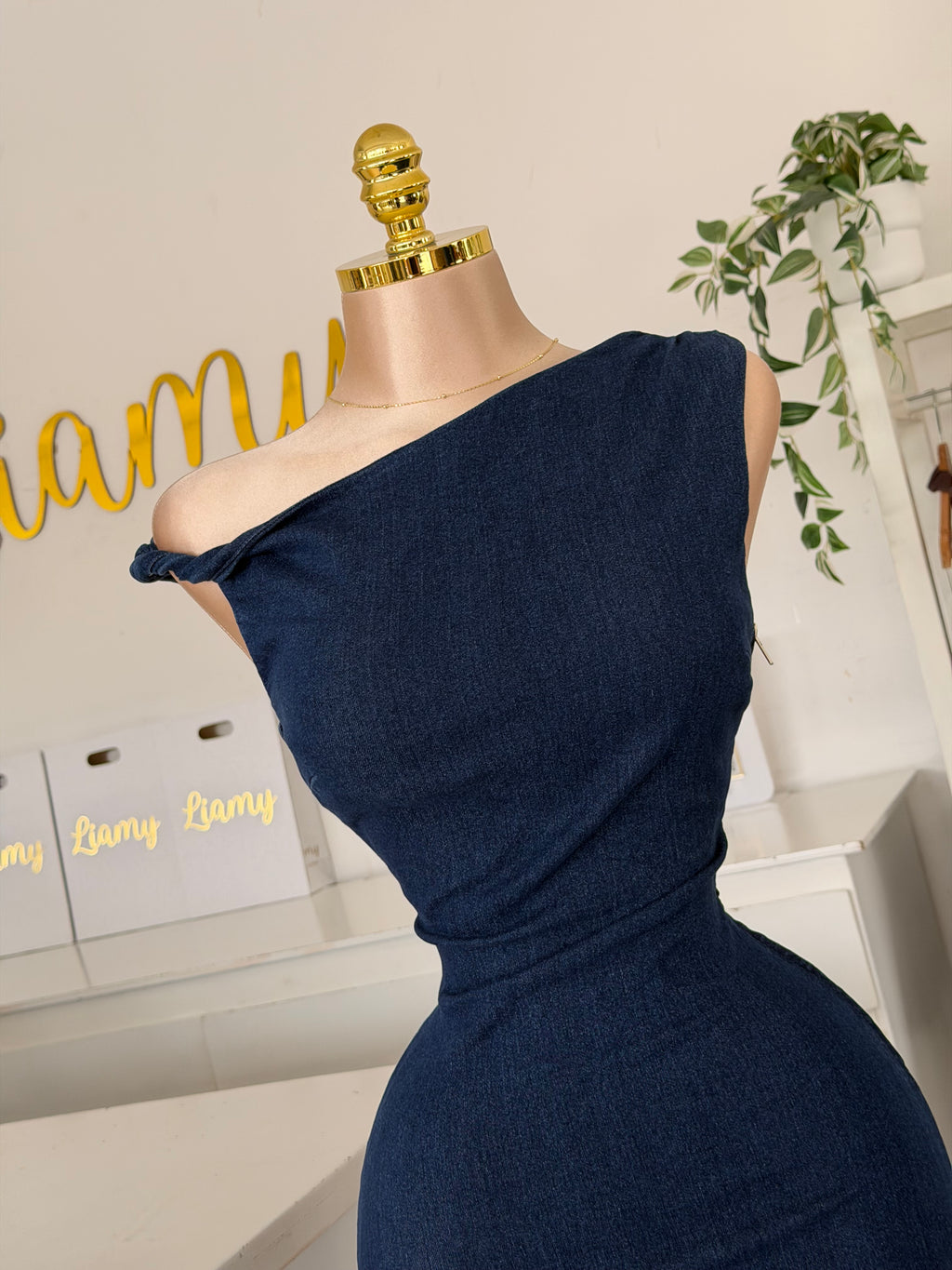 Vestido denim manga torcida