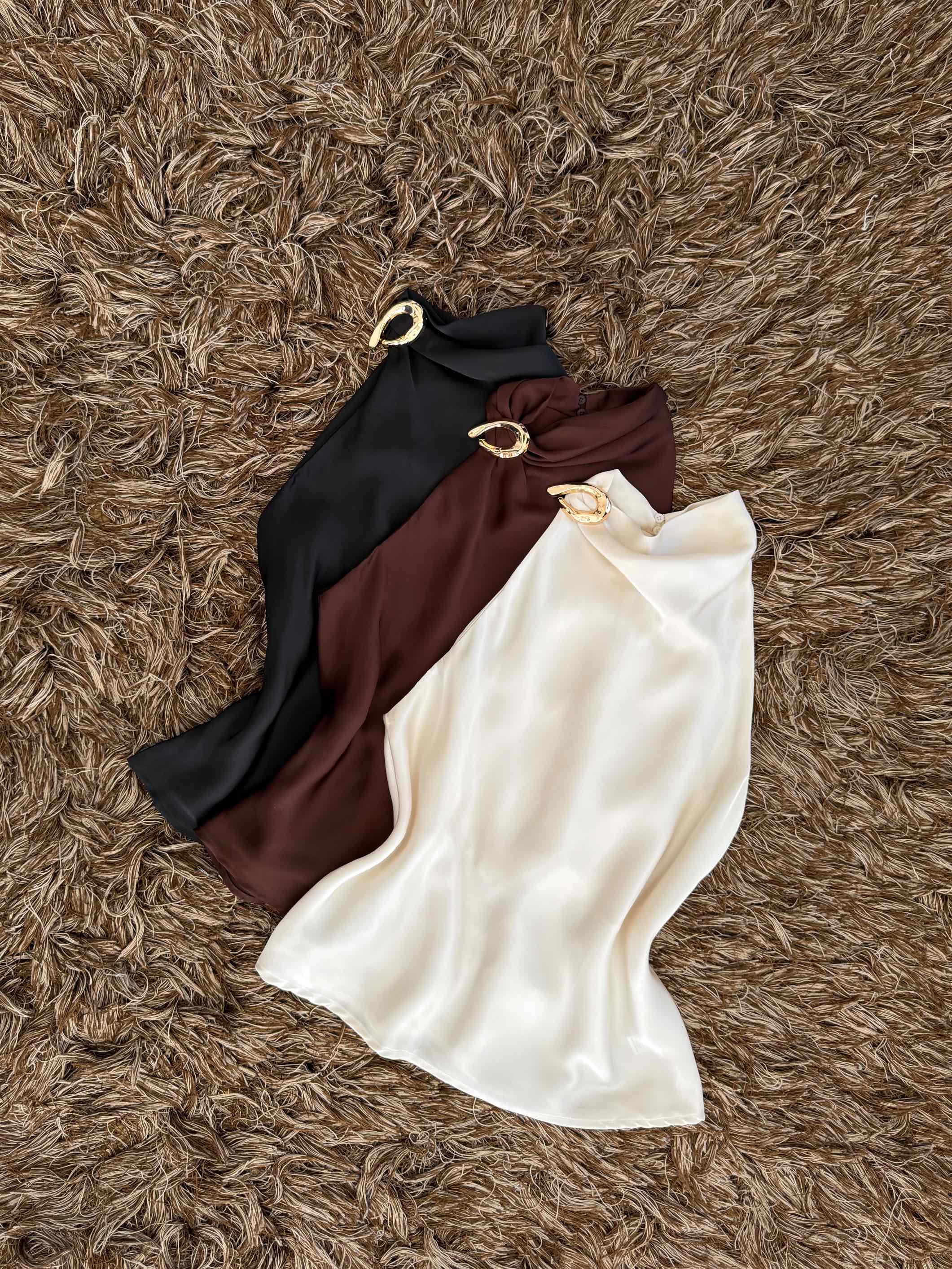 Blusa satén broche dorado