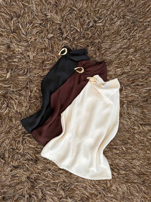 Blusa satén broche dorado