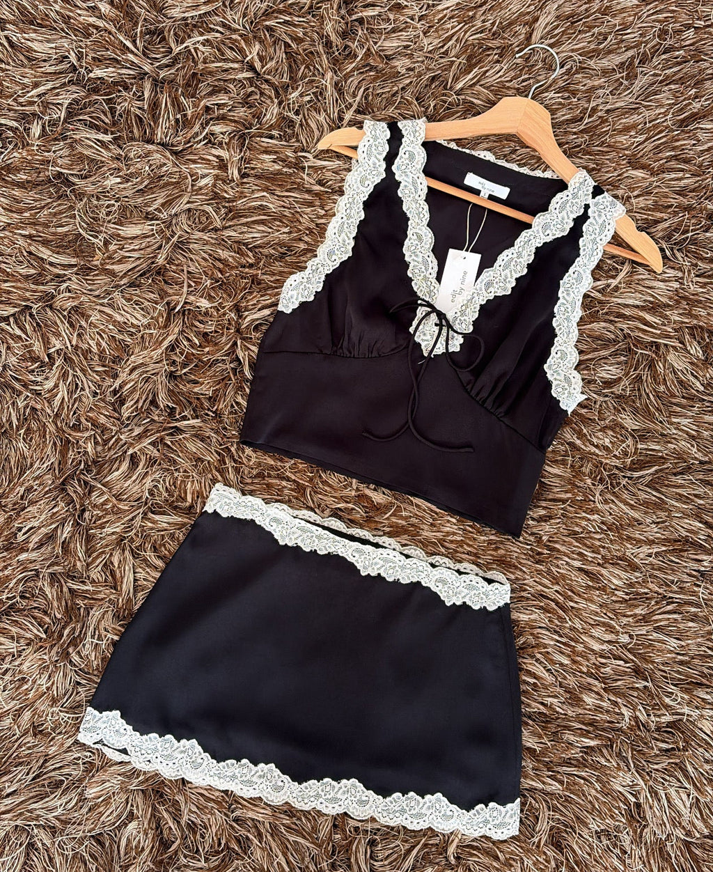Set satén negro encaje blanco