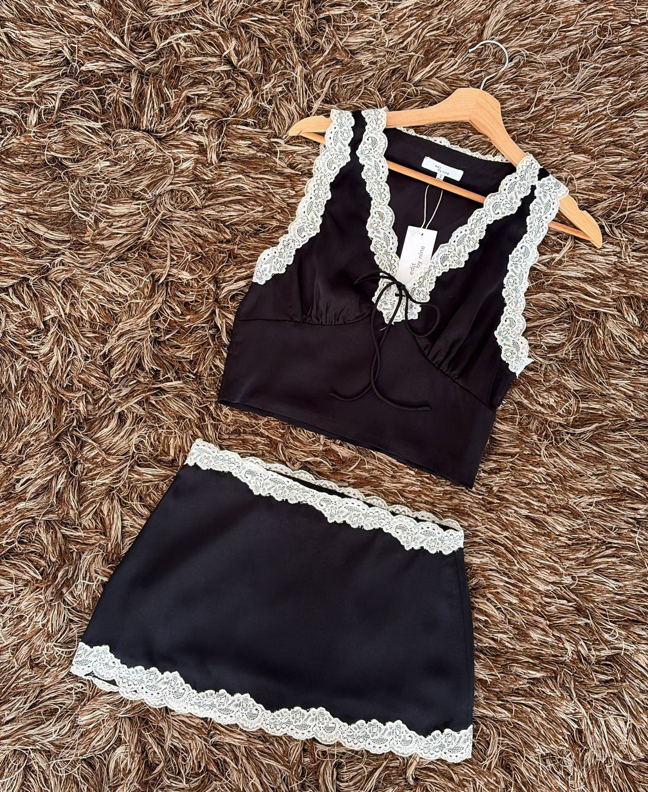Set satén negro encaje blanco