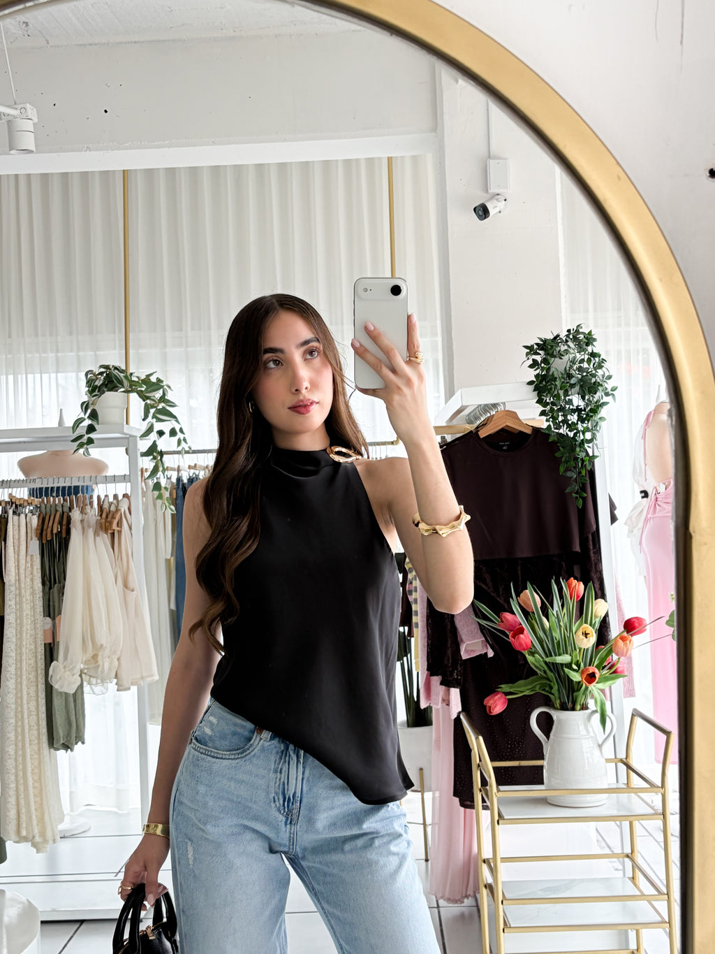 Blusa satén broche dorado