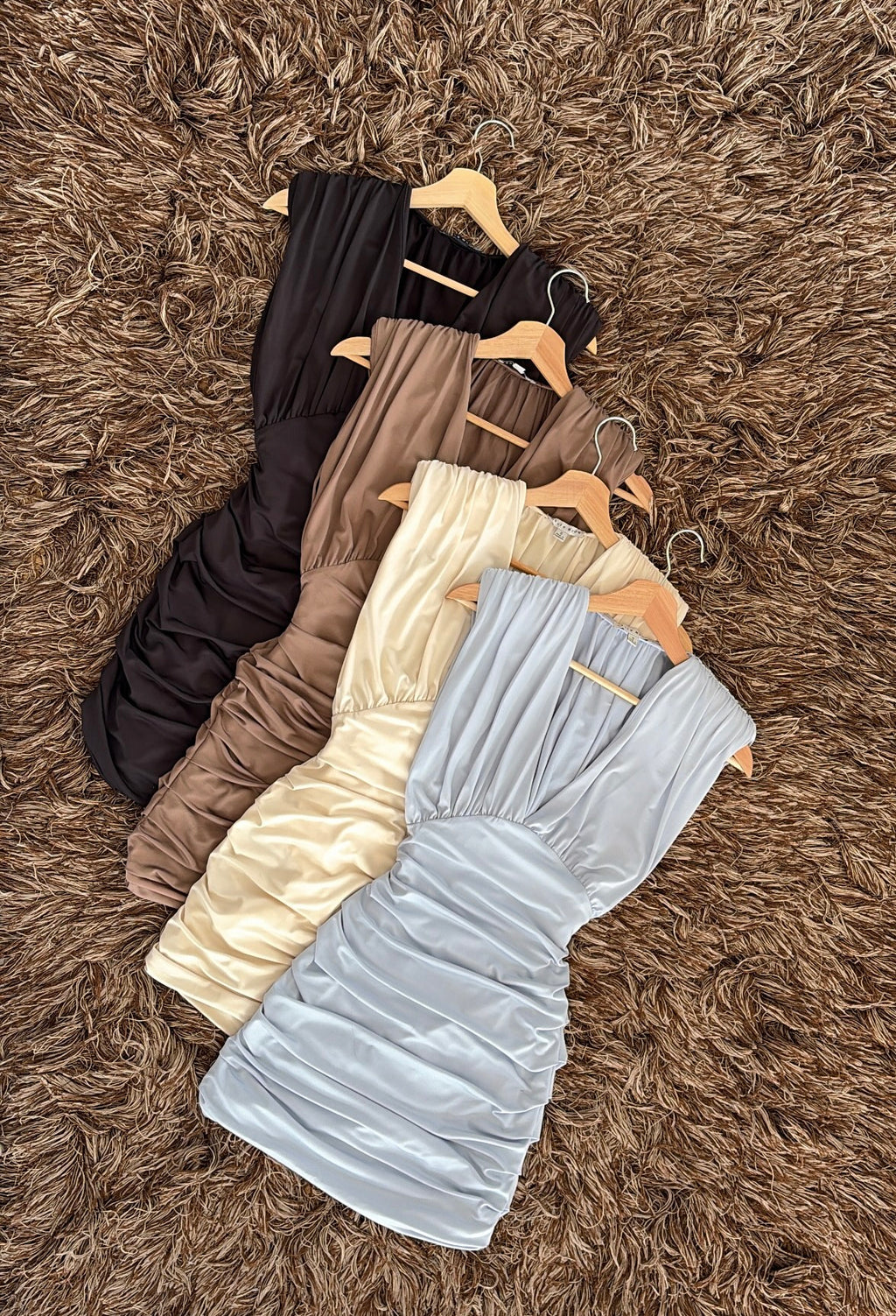 Vestido corrugado pecho V