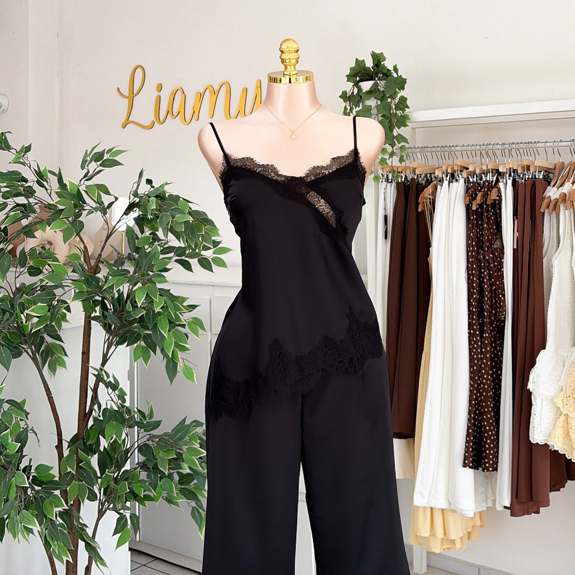 Blusa satén encaje pico