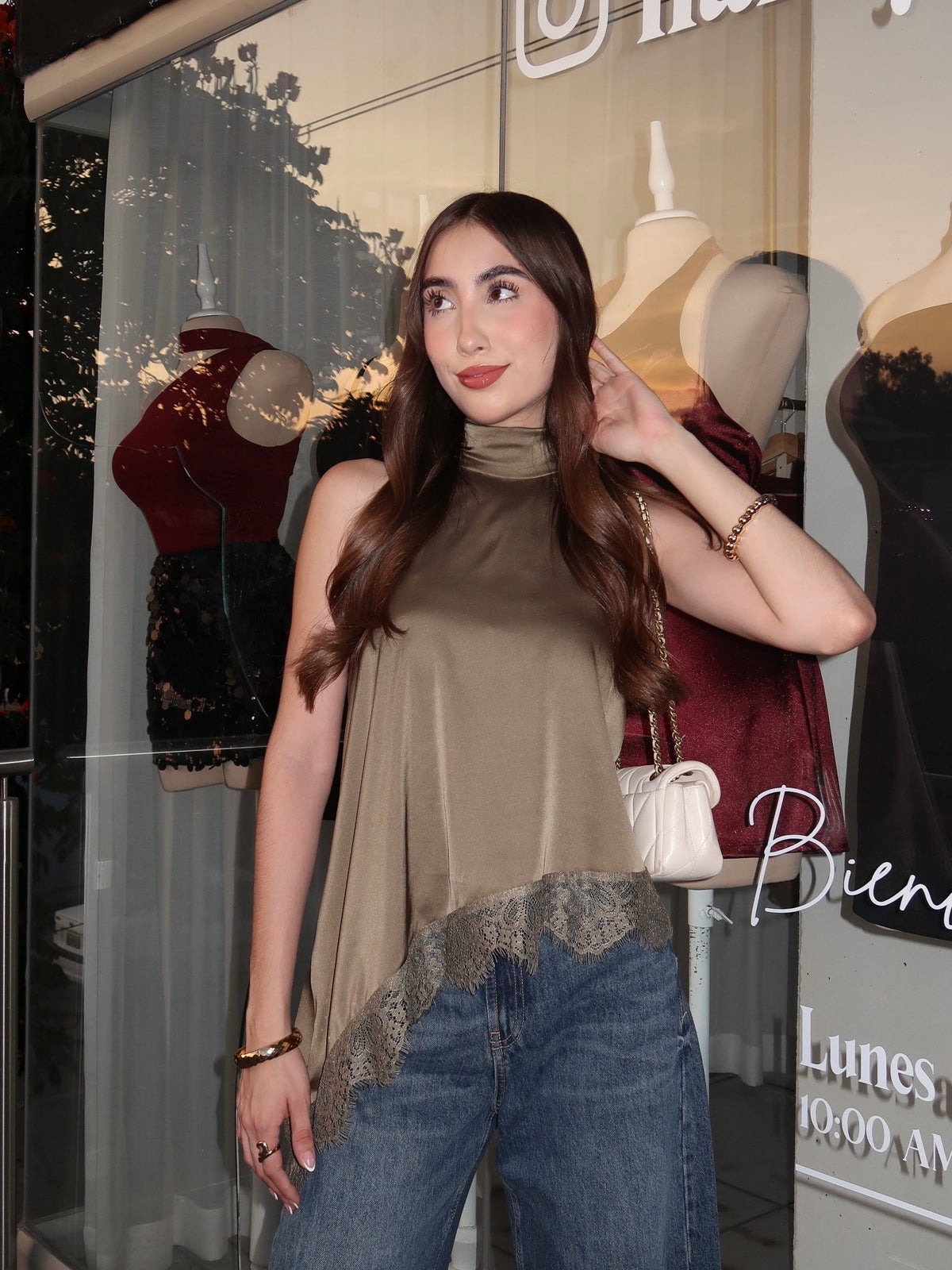 Blusa Halter satén encaje