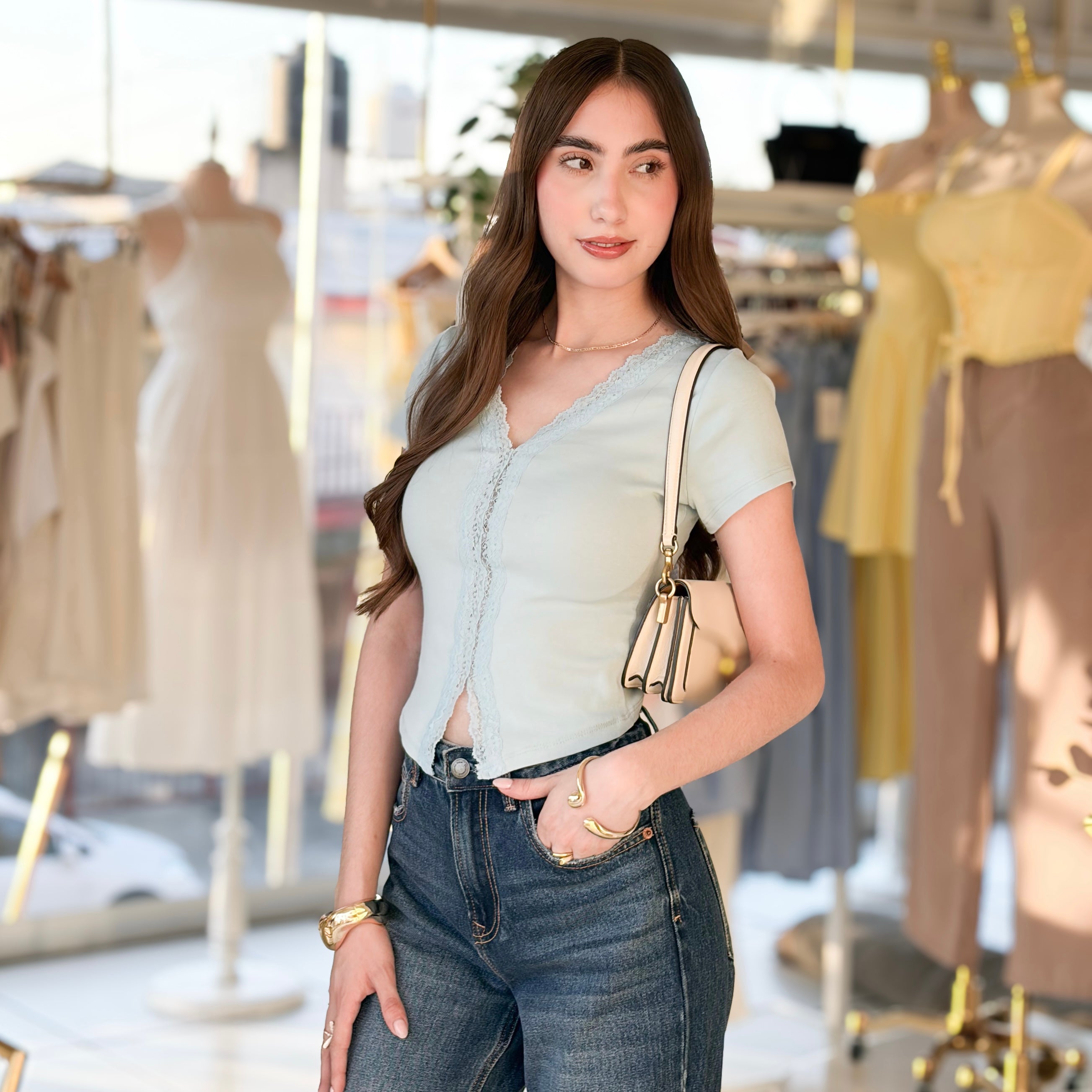 Blusa cuello V encaje