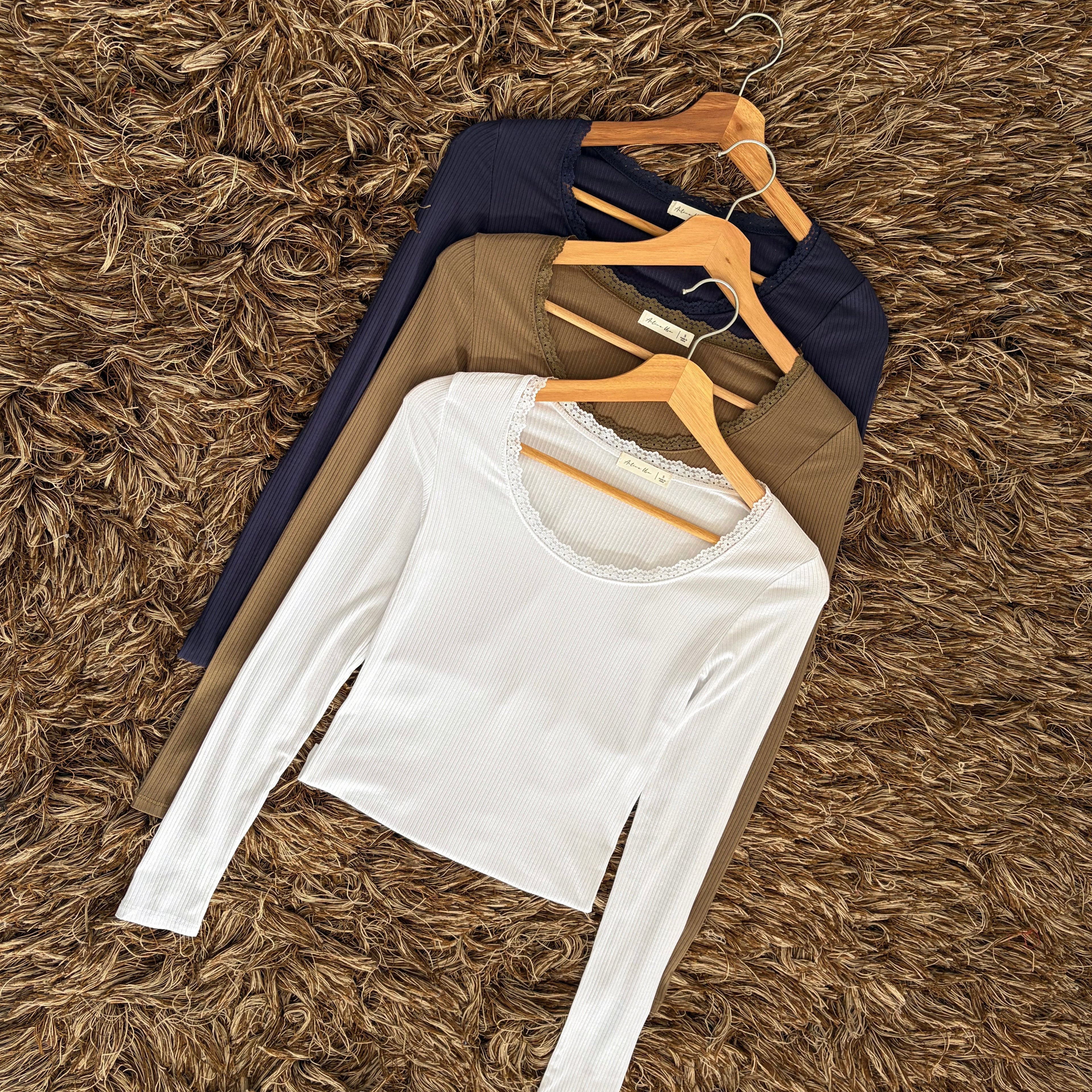Blusa básica detalle encaje