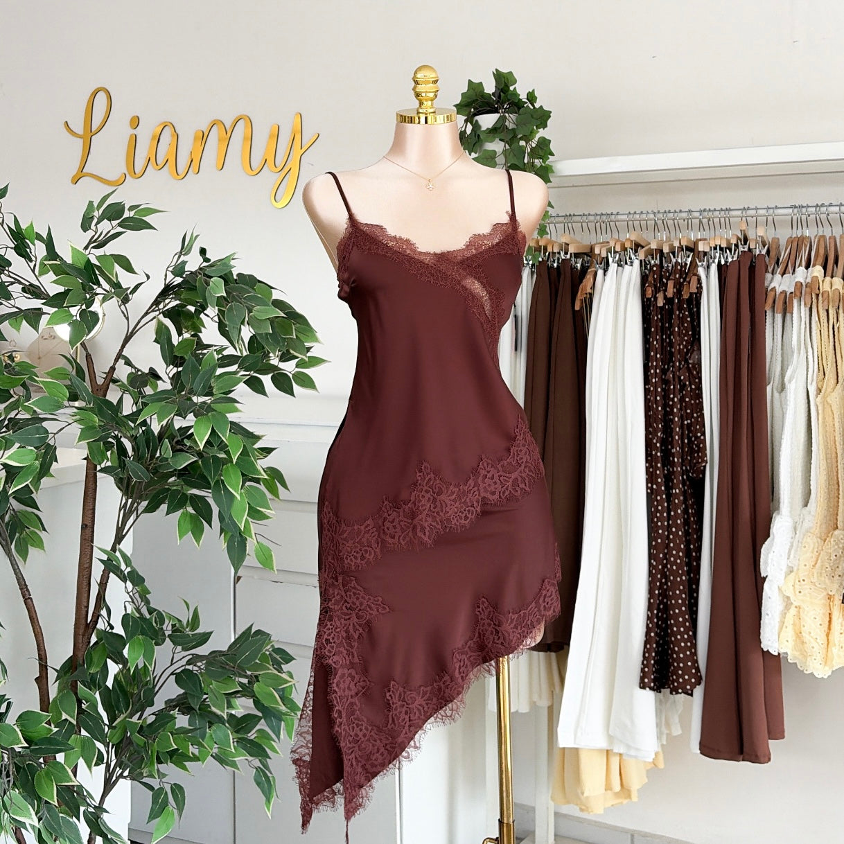 Blusa satén encaje pico