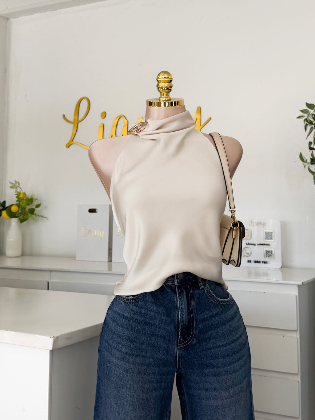 Blusa satén broche dorado