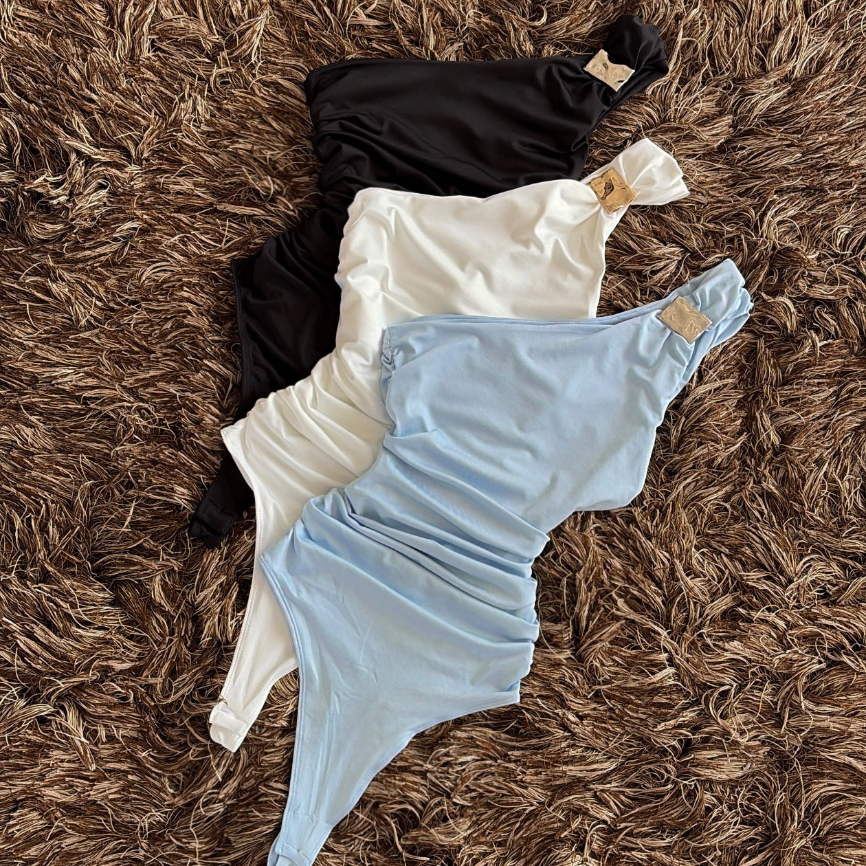 Pantiblusa manga hebilla dorada