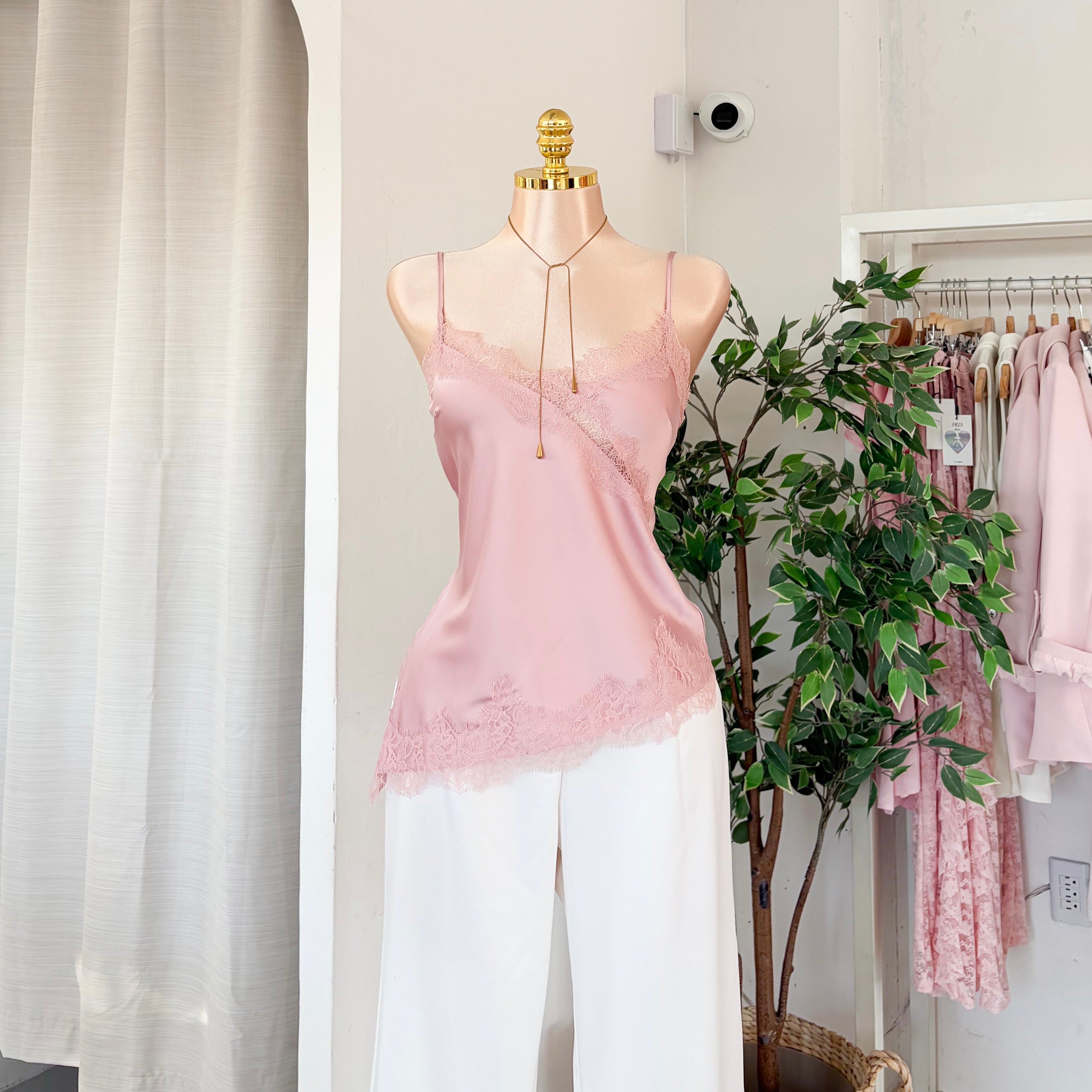 Blusa satén encaje pico