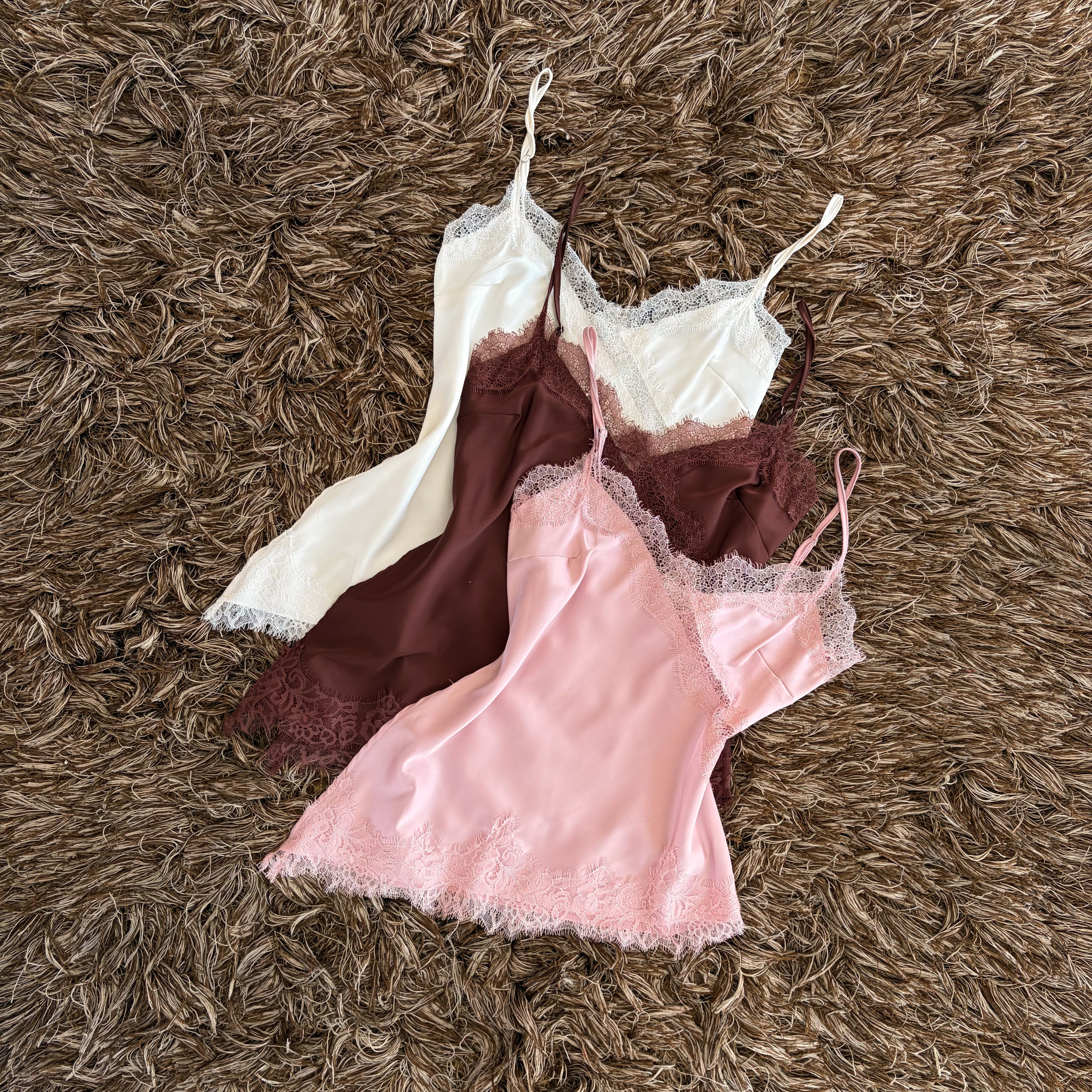 Blusa satén encaje pico