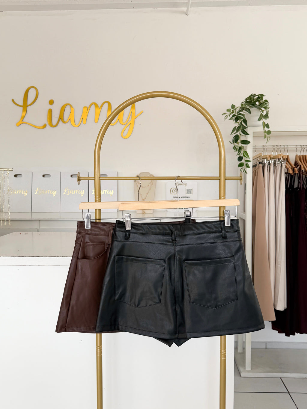 Falda vinipiel con short
