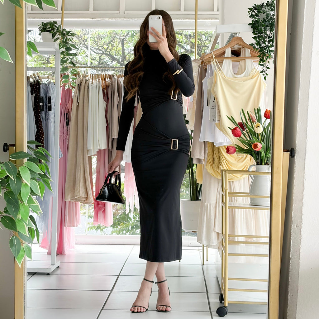 Vestido cuello alto hebillas