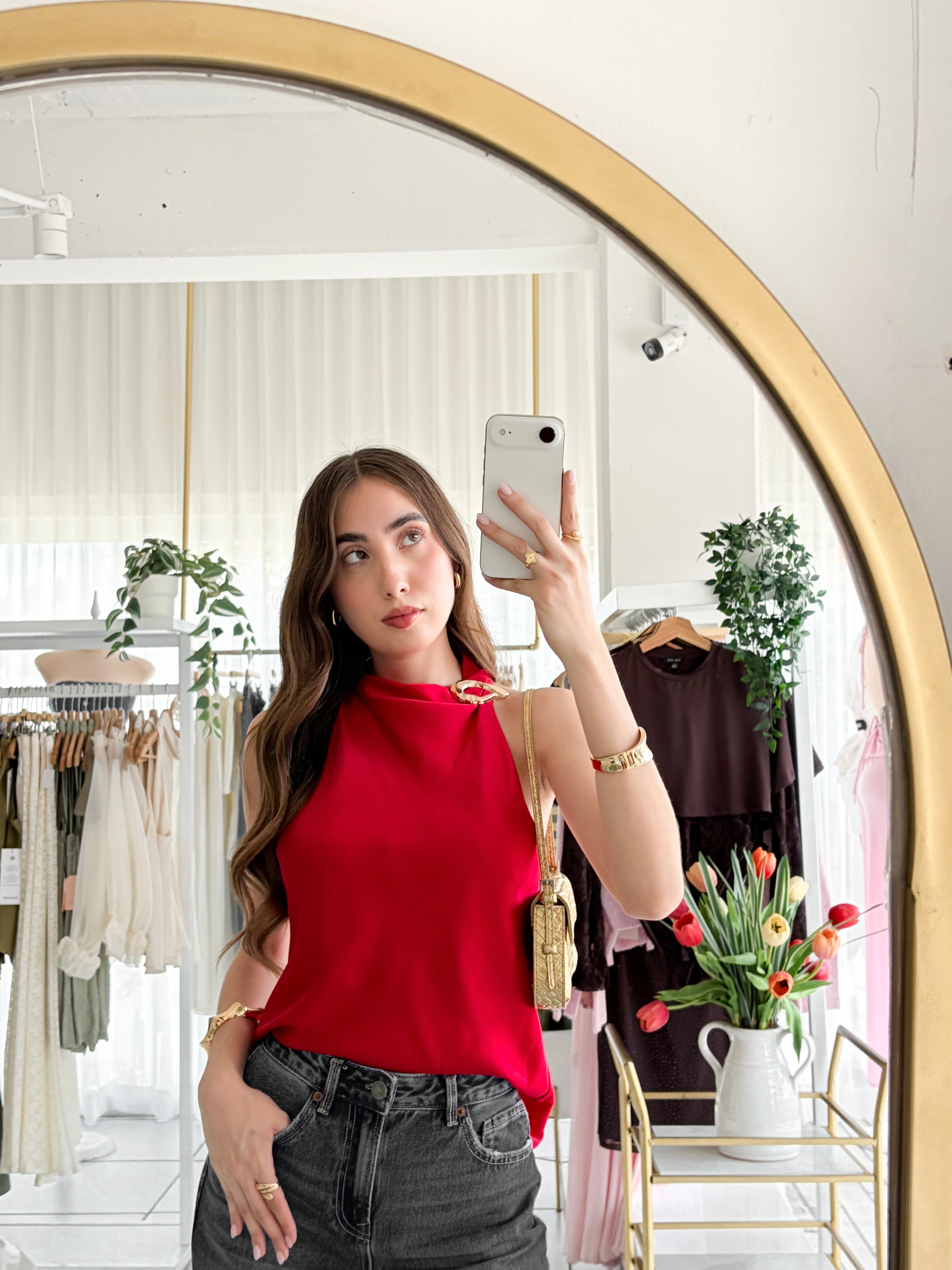Blusa satén broche dorado