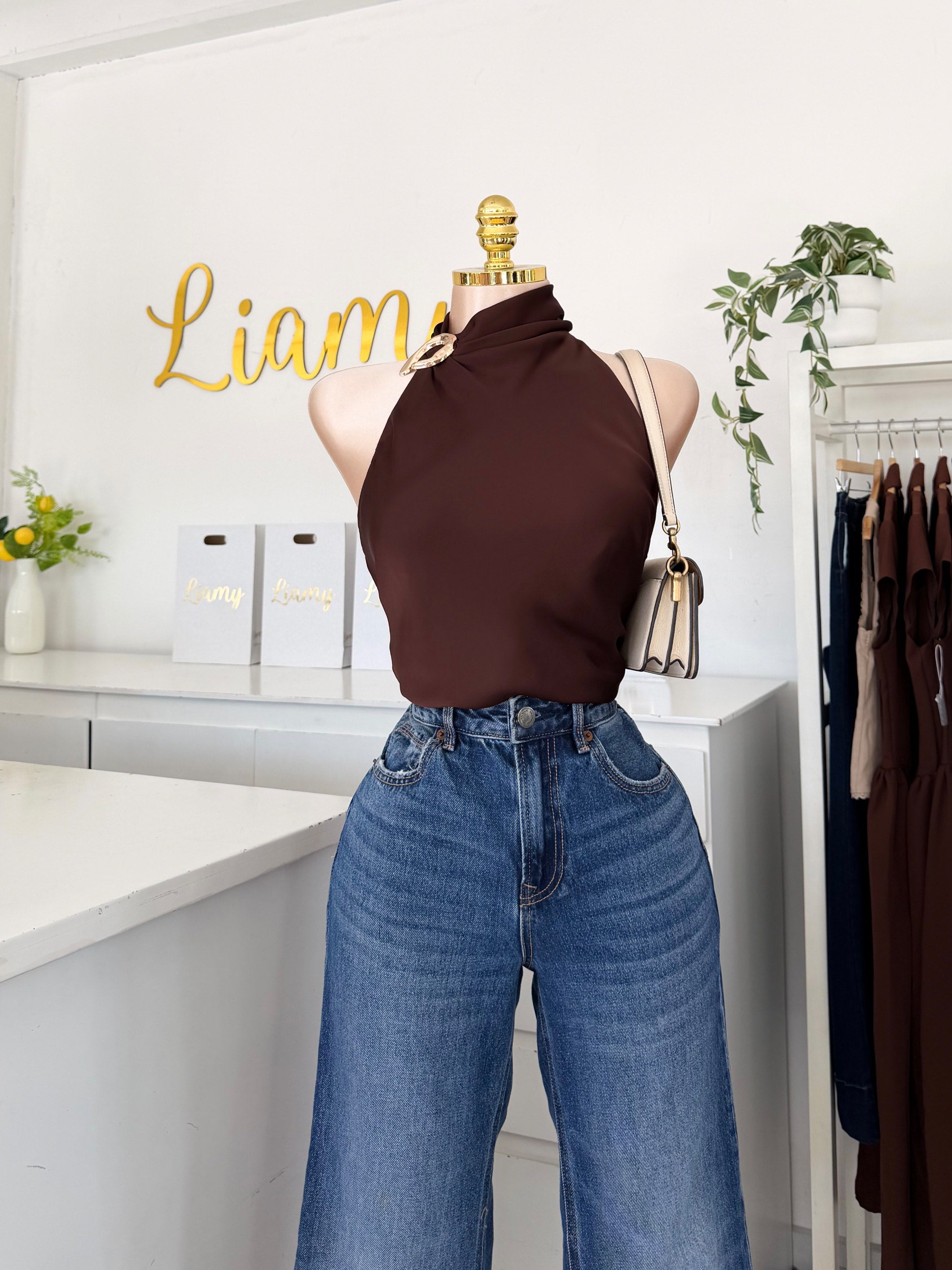 Blusa satén broche dorado