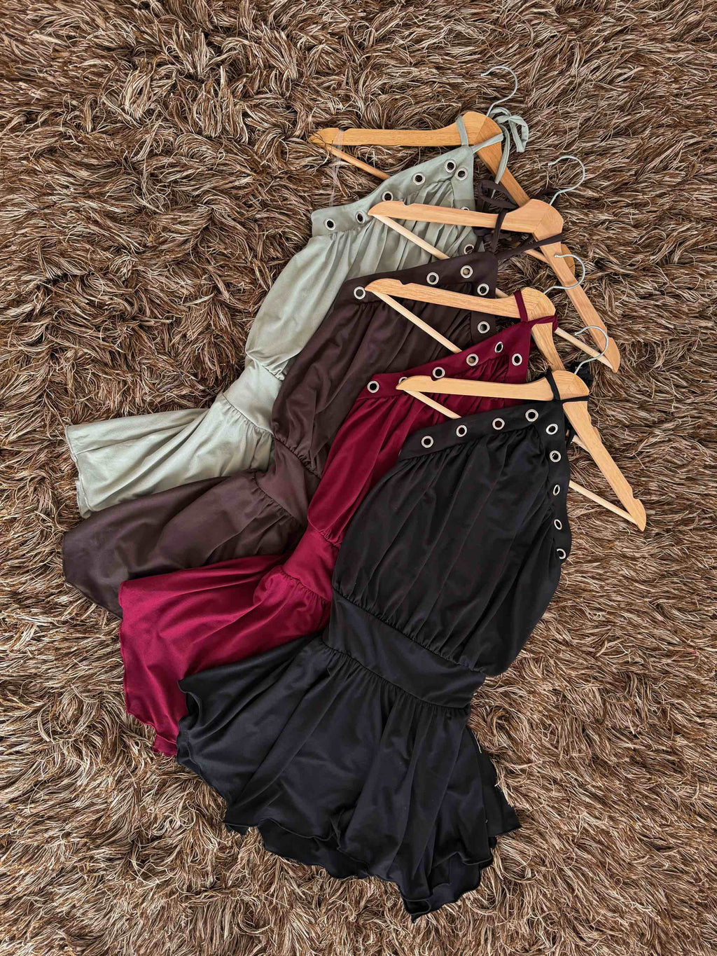 Vestido ojillos metálicos