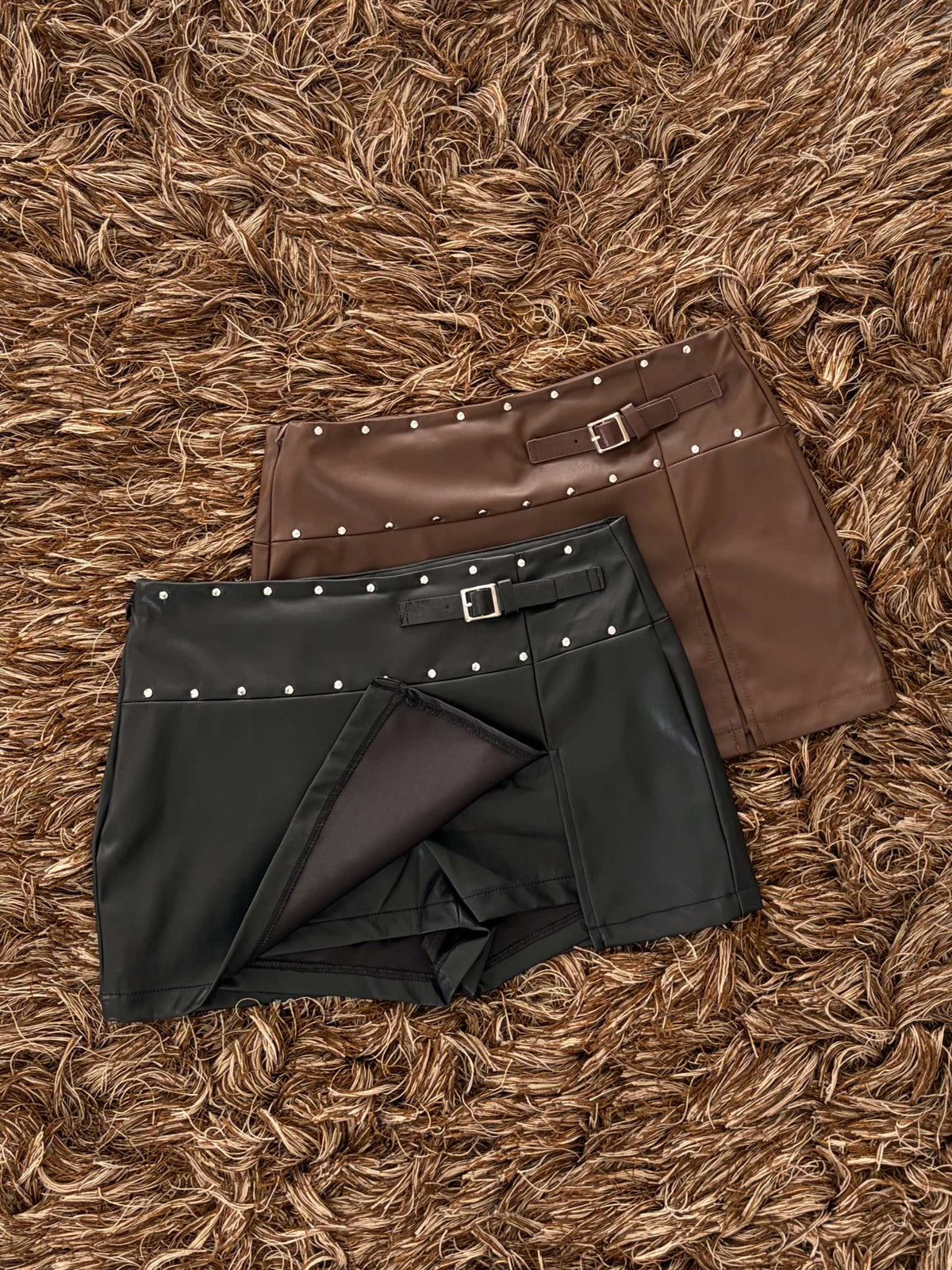 Short falda cinto estoperoles