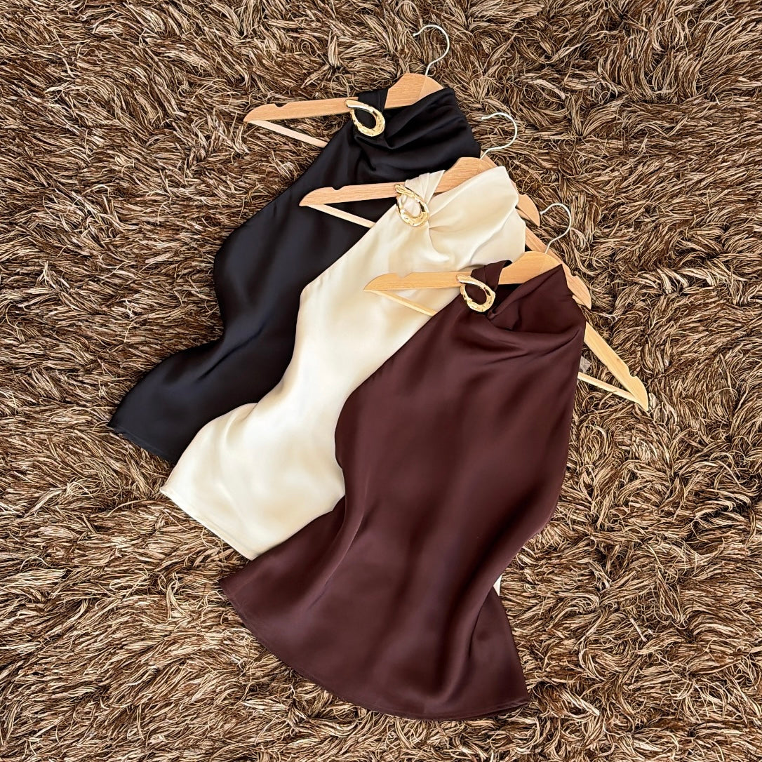 Blusa satinada broche dorado