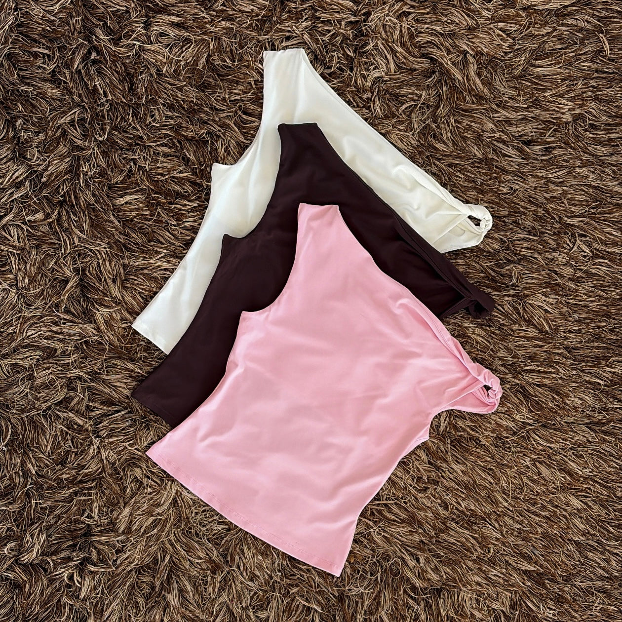 Blusa hombro torcido