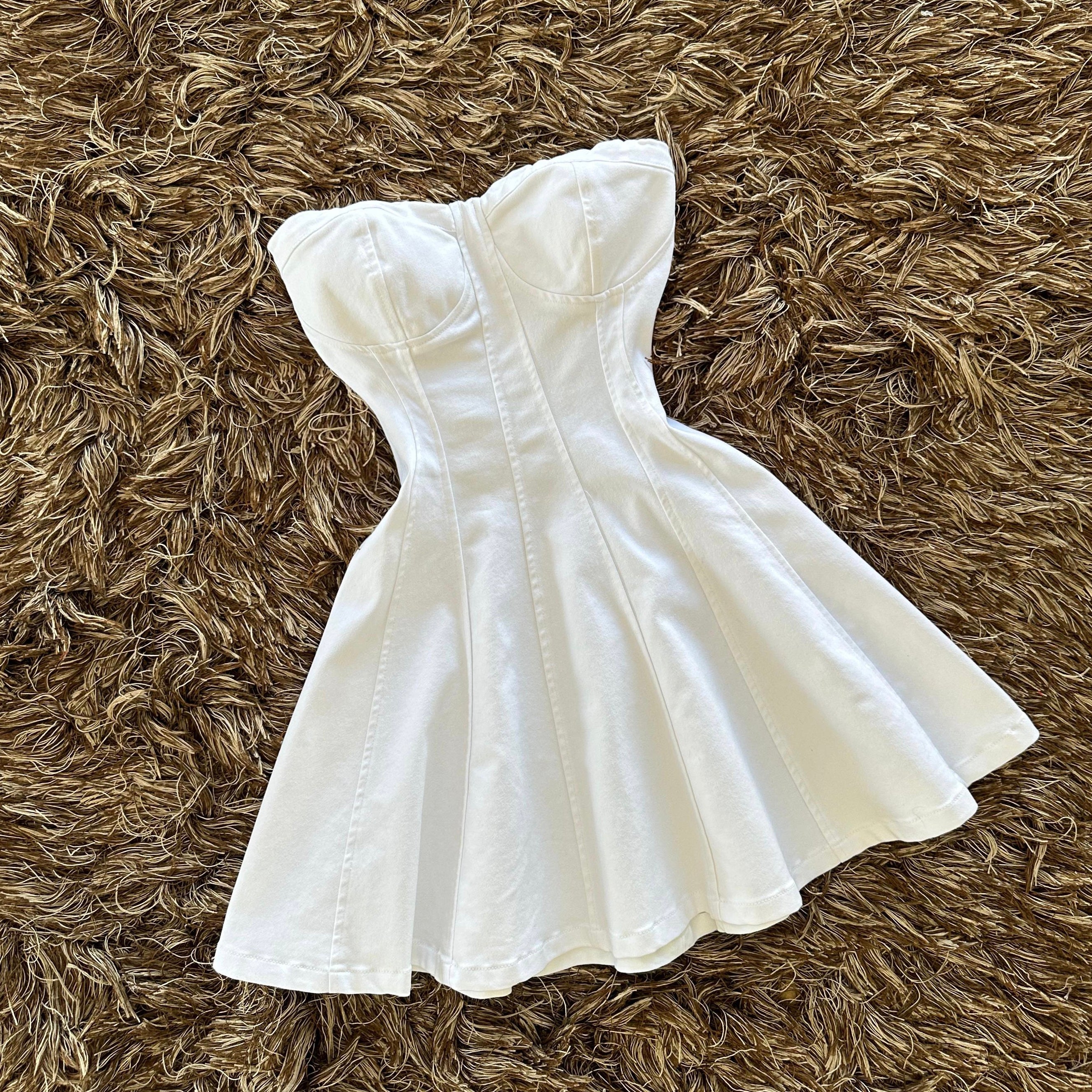Vestido straple vuelo