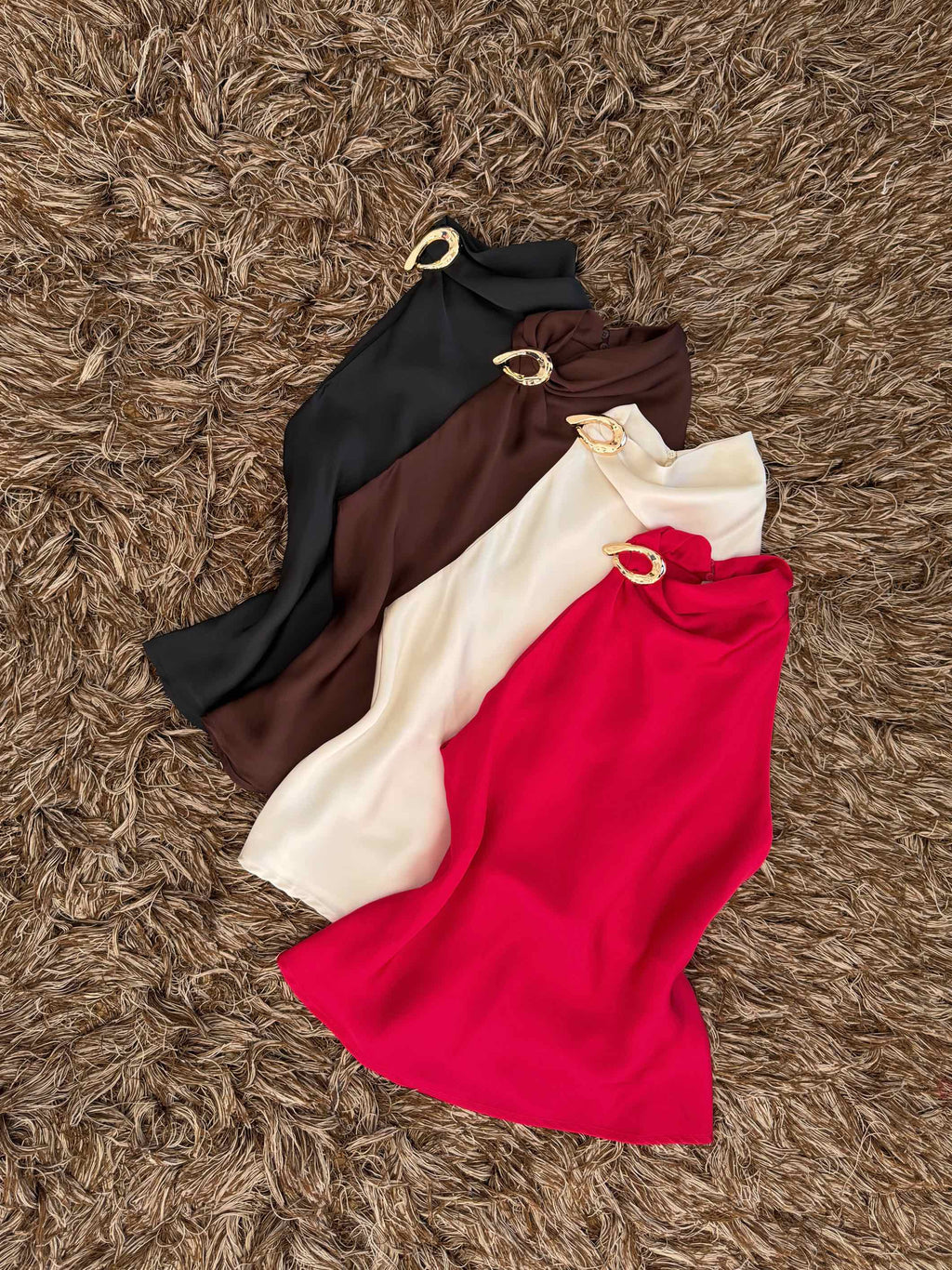 Blusa satén broche dorado