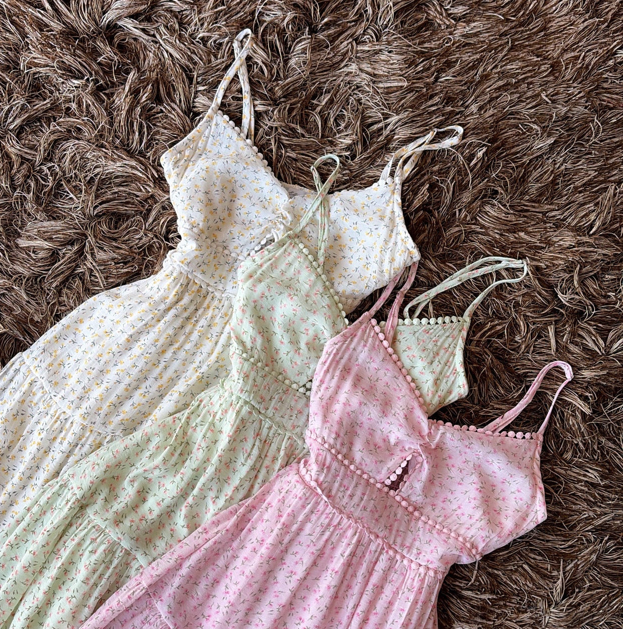 Vestido floreado abertura pecho