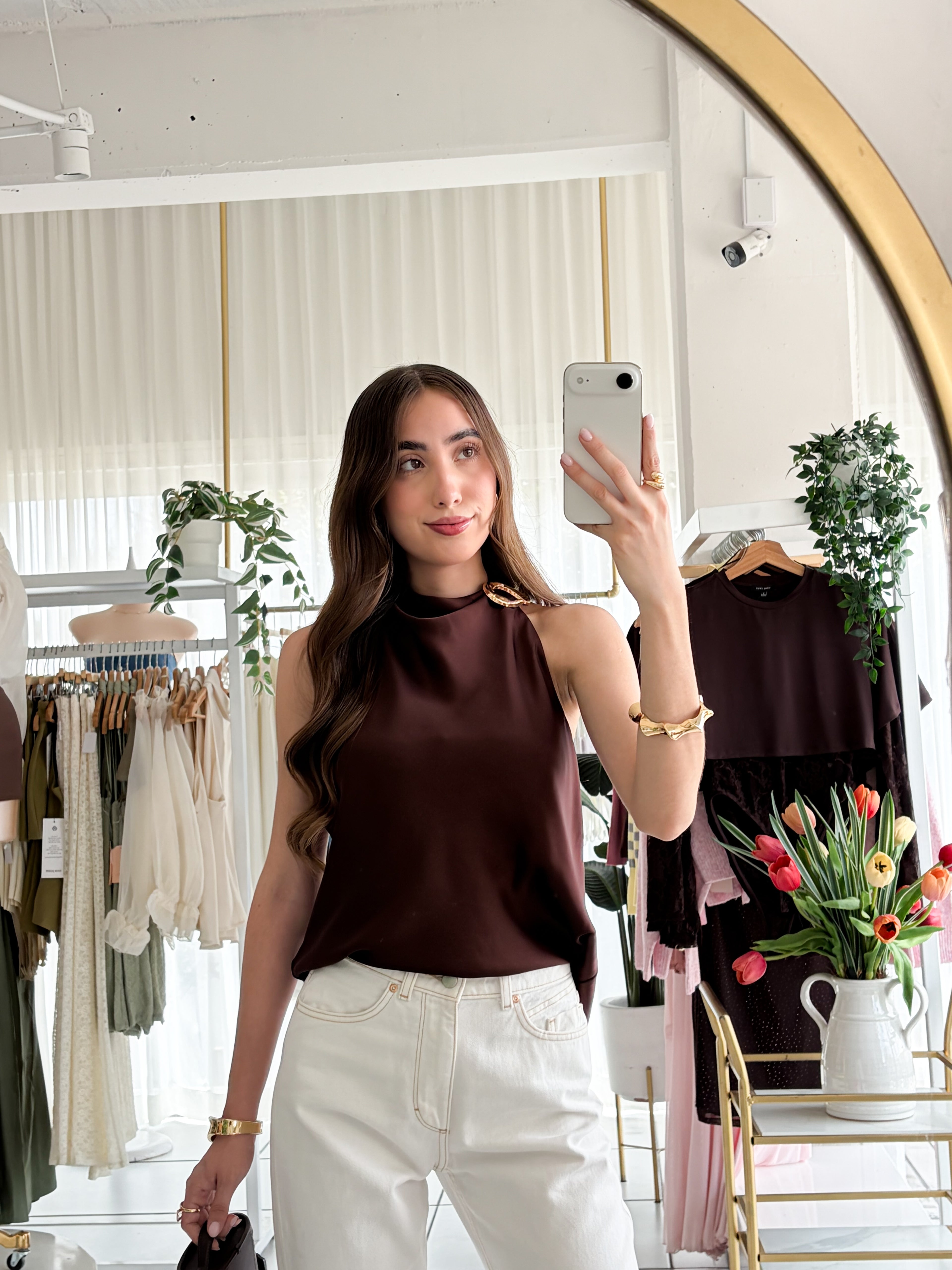 Blusa satén broche dorado